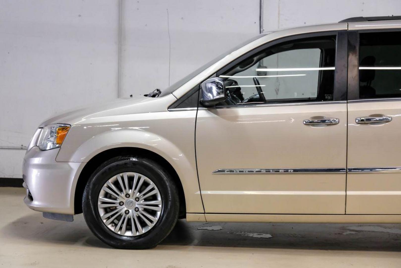 2016 Sandstone /Beige Chrysler Town and Country Touring-L (2C4RC1CG5GR) with an 3.6L V6 Flex Fuel 24V VVT engine, Automatic transmission, located at 15300 Midway Rd., Addison, TX, 75001, (972) 702-0011, 32.958321, -96.838074 - Photo#12