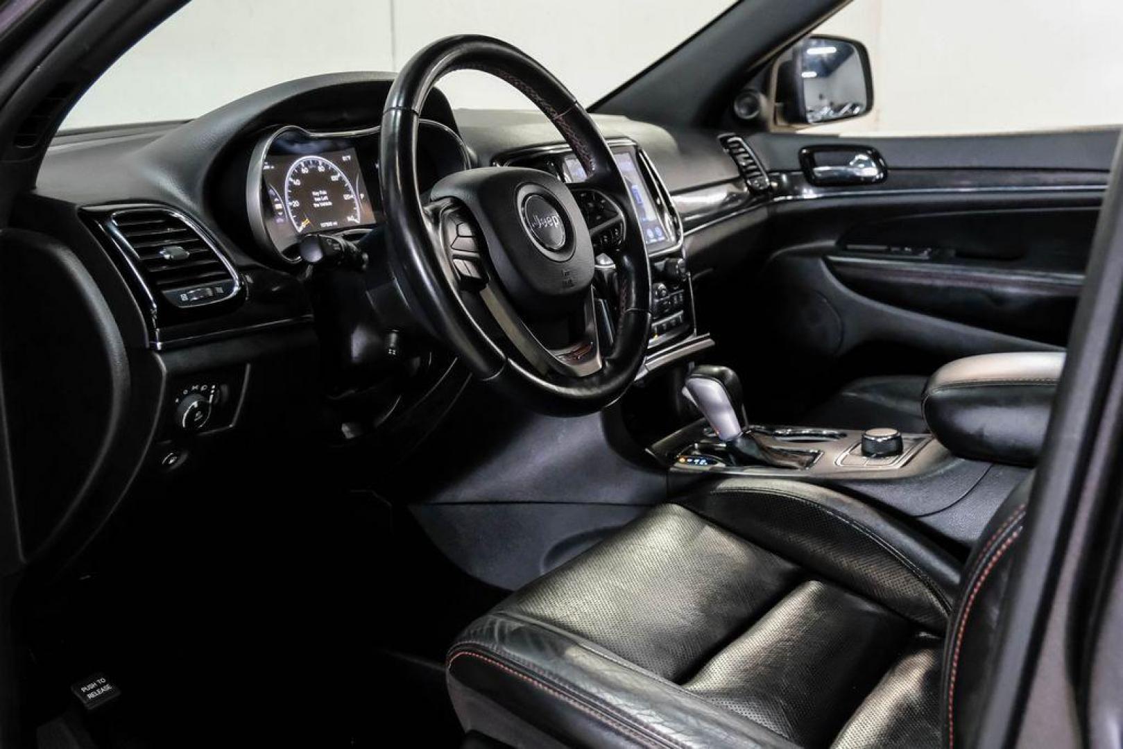 2019 Granite Crystal Metallic Clearcoat /Black Jeep Grand Cherokee Trailhawk (1C4RJFLT3KC) with an 5.7L V8 HEMI engine, Automatic transmission, located at 15300 Midway Rd., Addison, TX, 75001, (972) 702-0011, 32.958321, -96.838074 - Photo#2