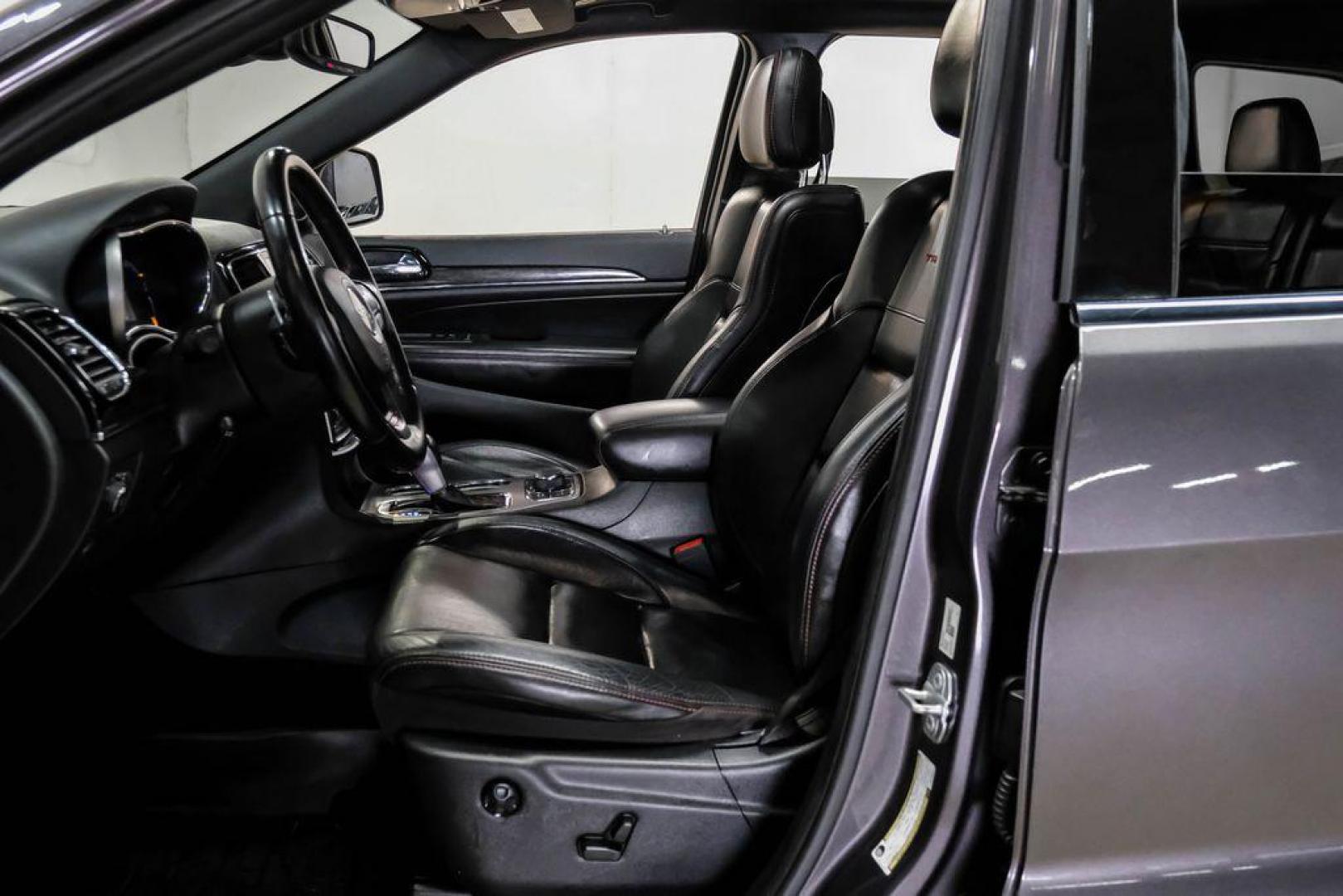 2019 Granite Crystal Metallic Clearcoat /Black Jeep Grand Cherokee Trailhawk (1C4RJFLT3KC) with an 5.7L V8 HEMI engine, Automatic transmission, located at 15300 Midway Rd., Addison, TX, 75001, (972) 702-0011, 32.958321, -96.838074 - Photo#3