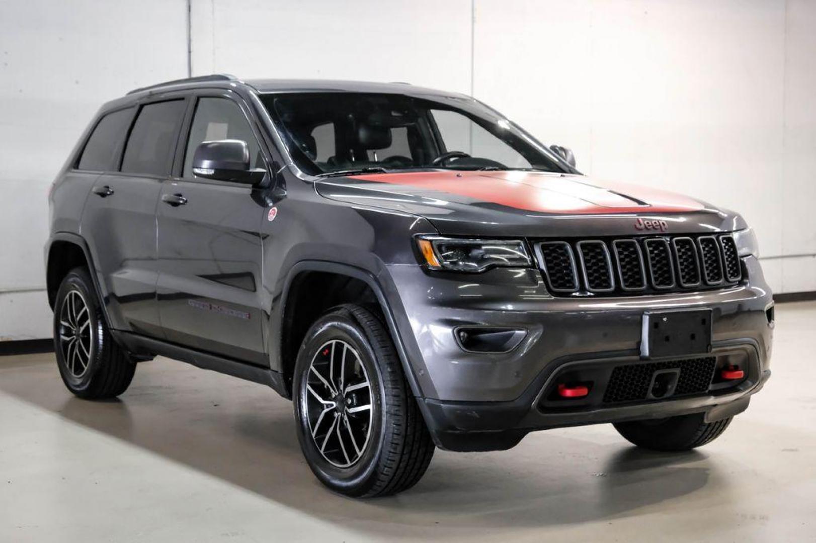 2019 Granite Crystal Metallic Clearcoat /Black Jeep Grand Cherokee Trailhawk (1C4RJFLT3KC) with an 5.7L V8 HEMI engine, Automatic transmission, located at 15300 Midway Rd., Addison, TX, 75001, (972) 702-0011, 32.958321, -96.838074 - Photo#6