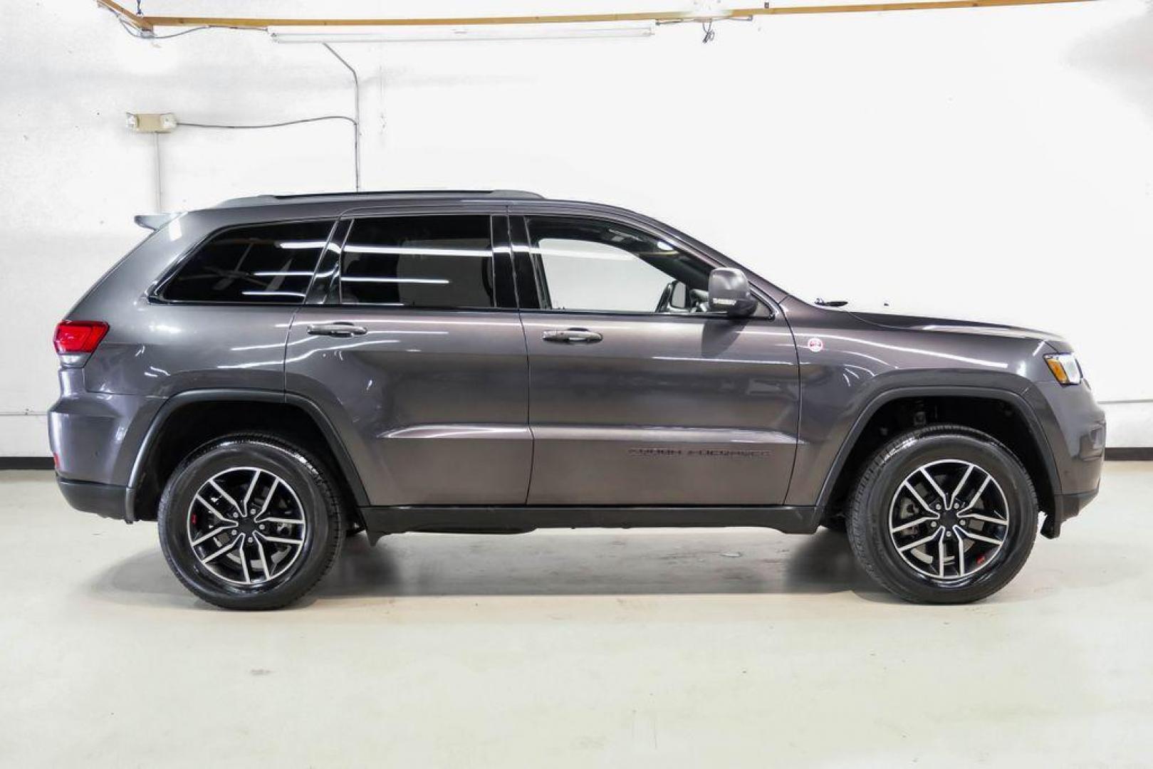 2019 Granite Crystal Metallic Clearcoat /Black Jeep Grand Cherokee Trailhawk (1C4RJFLT3KC) with an 5.7L V8 HEMI engine, Automatic transmission, located at 15300 Midway Rd., Addison, TX, 75001, (972) 702-0011, 32.958321, -96.838074 - Photo#7