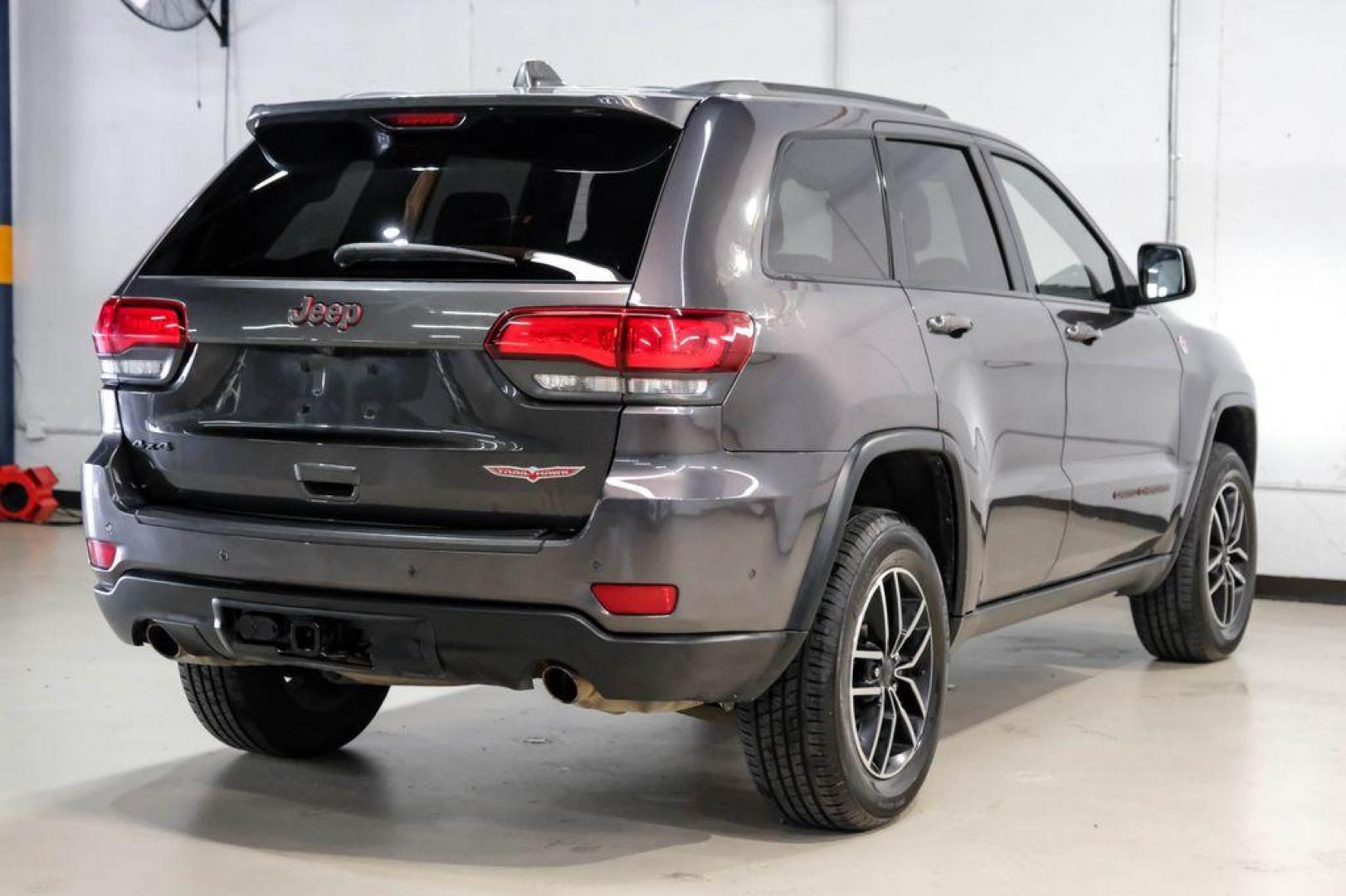 2019 Granite Crystal Metallic Clearcoat /Black Jeep Grand Cherokee Trailhawk (1C4RJFLT3KC) with an 5.7L V8 HEMI engine, Automatic transmission, located at 15300 Midway Rd., Addison, TX, 75001, (972) 702-0011, 32.958321, -96.838074 - Photo#8