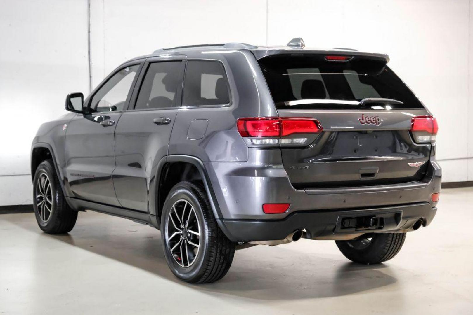 2019 Granite Crystal Metallic Clearcoat /Black Jeep Grand Cherokee Trailhawk (1C4RJFLT3KC) with an 5.7L V8 HEMI engine, Automatic transmission, located at 15300 Midway Rd., Addison, TX, 75001, (972) 702-0011, 32.958321, -96.838074 - Photo#10