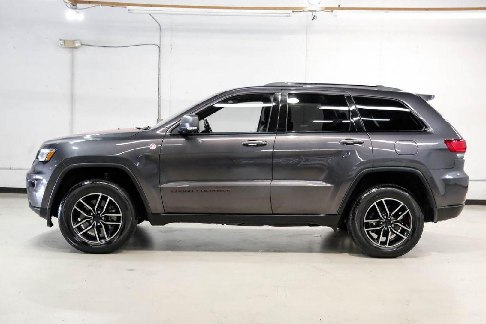 2019 Granite Crystal Metallic Clearcoat /Black Jeep Grand Cherokee Trailhawk (1C4RJFLT3KC) with an 5.7L V8 HEMI engine, Automatic transmission, located at 15300 Midway Rd., Addison, TX, 75001, (972) 702-0011, 32.958321, -96.838074 - Photo#11