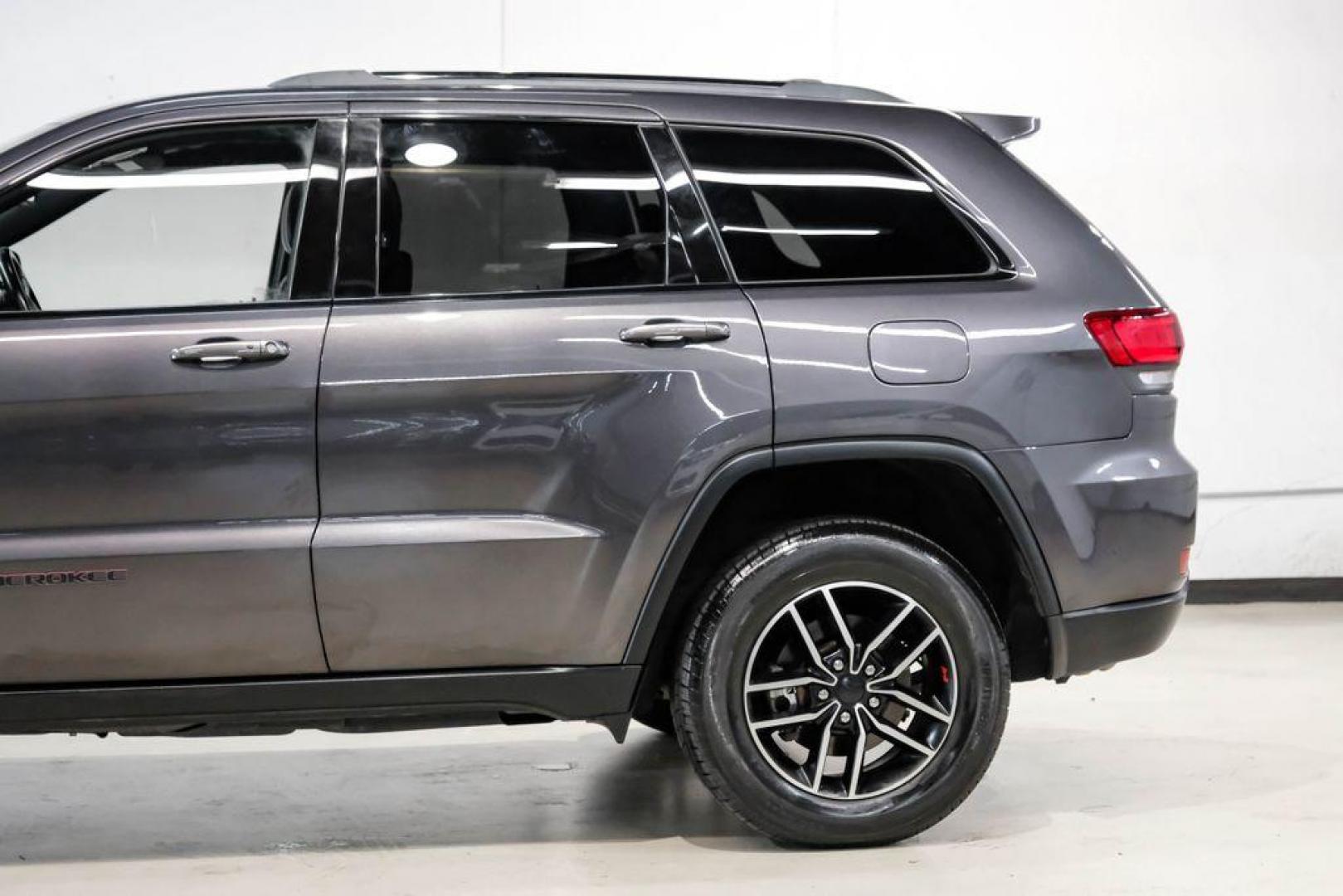 2019 Granite Crystal Metallic Clearcoat /Black Jeep Grand Cherokee Trailhawk (1C4RJFLT3KC) with an 5.7L V8 HEMI engine, Automatic transmission, located at 15300 Midway Rd., Addison, TX, 75001, (972) 702-0011, 32.958321, -96.838074 - Photo#13