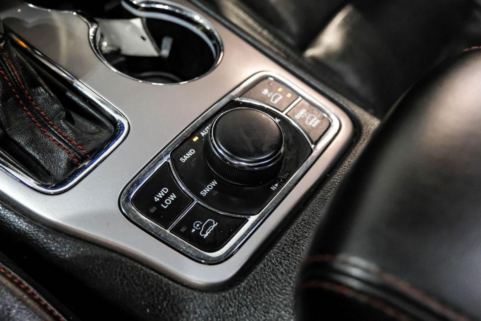 2019 Granite Crystal Metallic Clearcoat /Black Jeep Grand Cherokee Trailhawk (1C4RJFLT3KC) with an 5.7L V8 HEMI engine, Automatic transmission, located at 15300 Midway Rd., Addison, TX, 75001, (972) 702-0011, 32.958321, -96.838074 - Photo#26