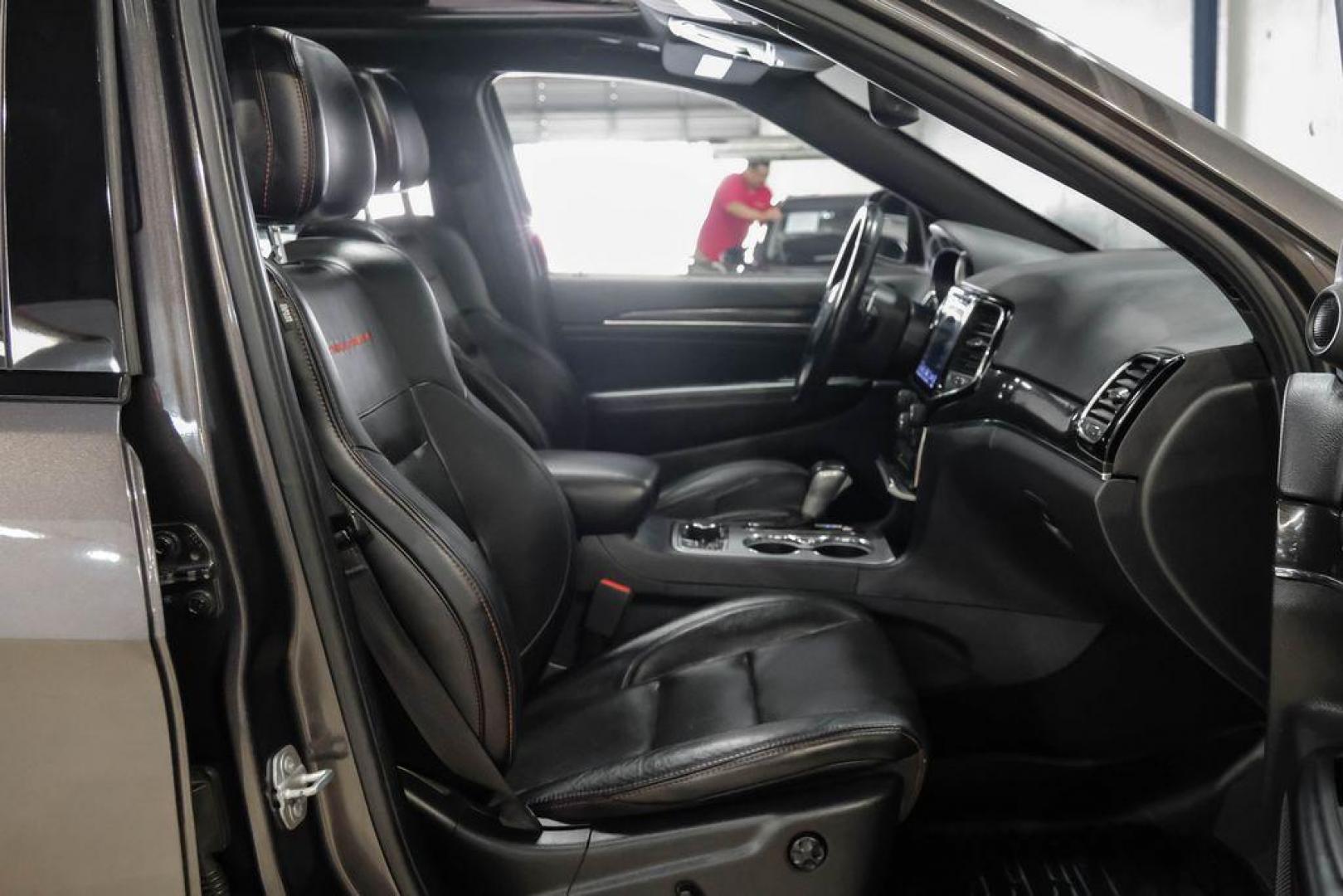 2019 Granite Crystal Metallic Clearcoat /Black Jeep Grand Cherokee Trailhawk (1C4RJFLT3KC) with an 5.7L V8 HEMI engine, Automatic transmission, located at 15300 Midway Rd., Addison, TX, 75001, (972) 702-0011, 32.958321, -96.838074 - Photo#40