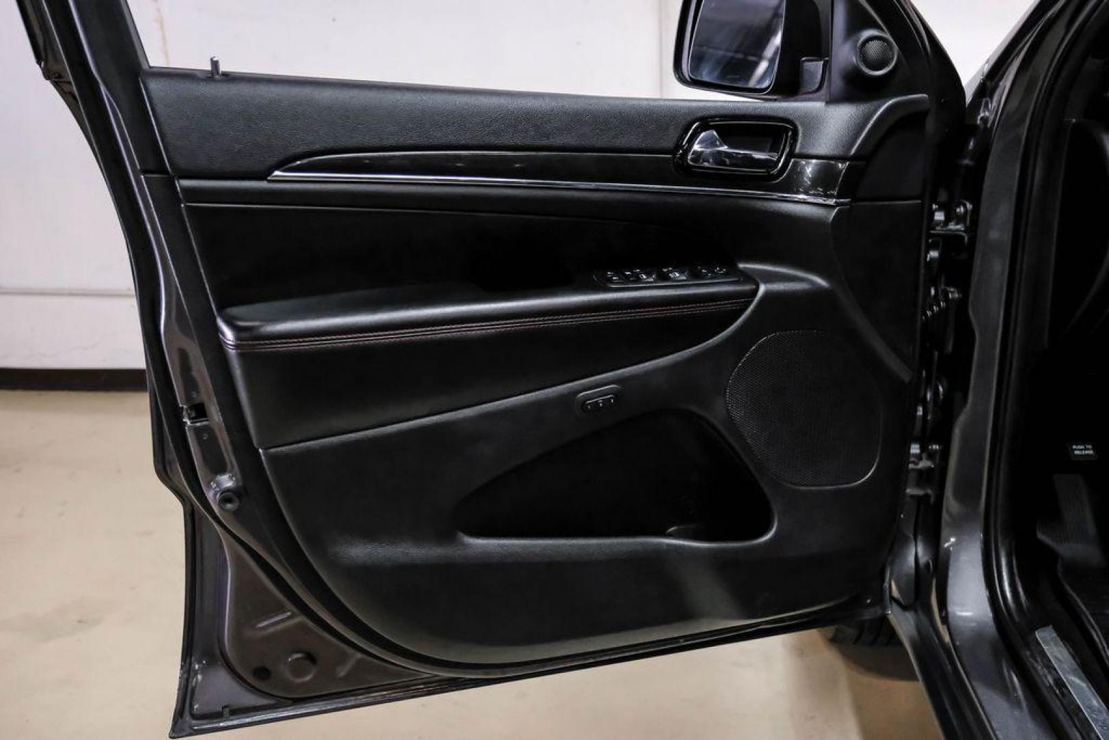 2019 Granite Crystal Metallic Clearcoat /Black Jeep Grand Cherokee Trailhawk (1C4RJFLT3KC) with an 5.7L V8 HEMI engine, Automatic transmission, located at 15300 Midway Rd., Addison, TX, 75001, (972) 702-0011, 32.958321, -96.838074 - Photo#49