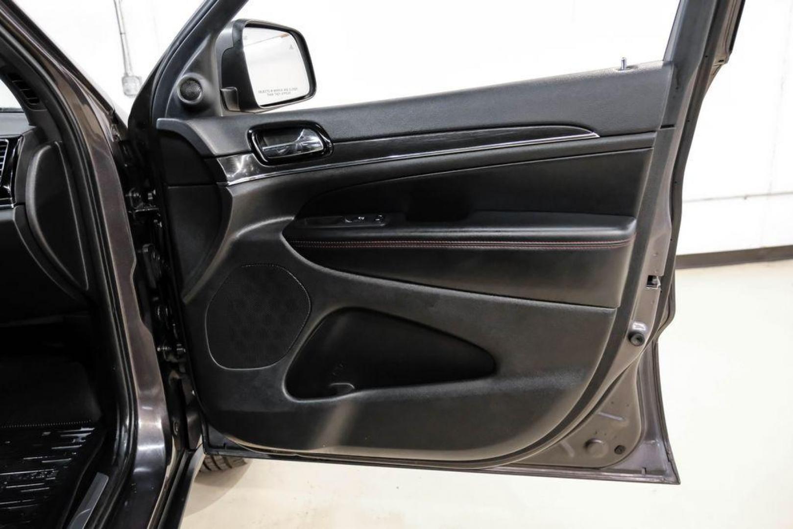 2019 Granite Crystal Metallic Clearcoat /Black Jeep Grand Cherokee Trailhawk (1C4RJFLT3KC) with an 5.7L V8 HEMI engine, Automatic transmission, located at 15300 Midway Rd., Addison, TX, 75001, (972) 702-0011, 32.958321, -96.838074 - Photo#51