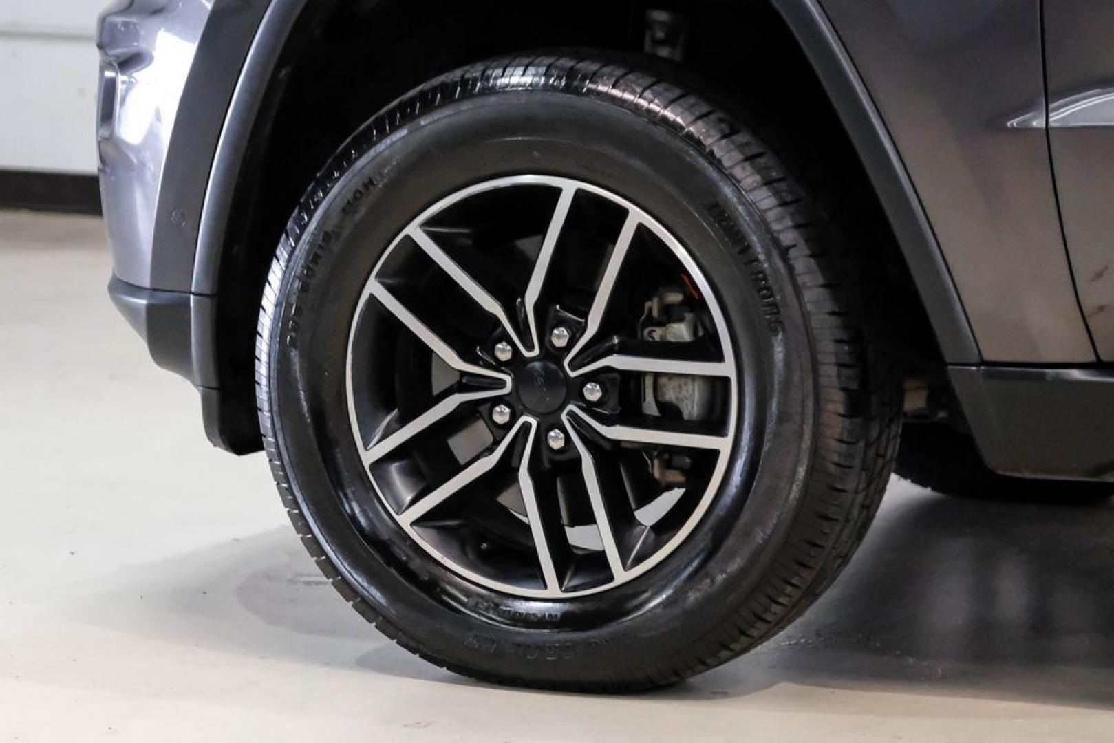 2019 Granite Crystal Metallic Clearcoat /Black Jeep Grand Cherokee Trailhawk (1C4RJFLT3KC) with an 5.7L V8 HEMI engine, Automatic transmission, located at 15300 Midway Rd., Addison, TX, 75001, (972) 702-0011, 32.958321, -96.838074 - Photo#64