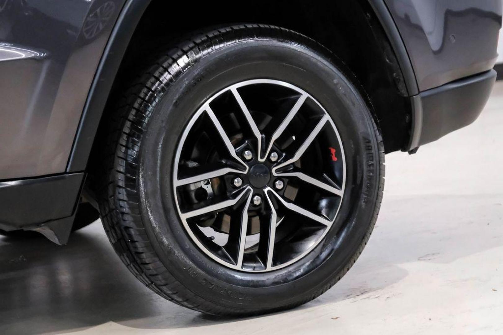 2019 Granite Crystal Metallic Clearcoat /Black Jeep Grand Cherokee Trailhawk (1C4RJFLT3KC) with an 5.7L V8 HEMI engine, Automatic transmission, located at 15300 Midway Rd., Addison, TX, 75001, (972) 702-0011, 32.958321, -96.838074 - Photo#65