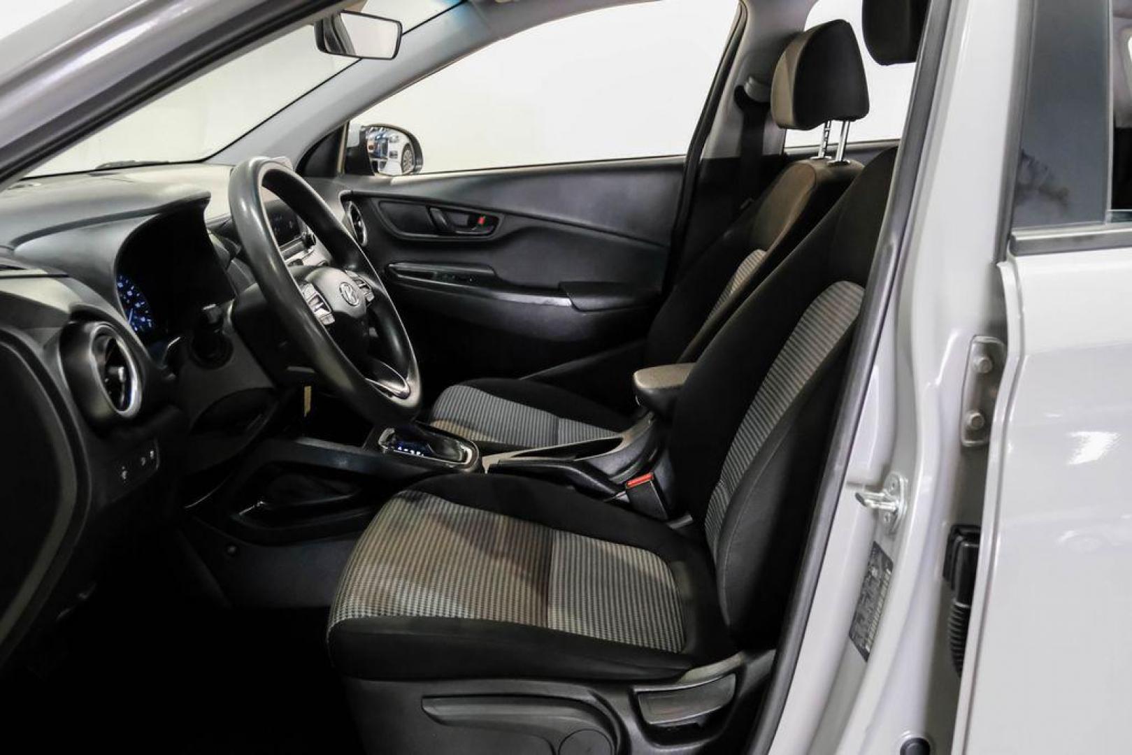 2023 Silver /Black Hyundai Kona SE (KM8K22AB3PU) with an 2.0L I4 DOHC Dual CVVT engine, CVT transmission, located at 15300 Midway Rd., Addison, TX, 75001, (972) 702-0011, 32.958321, -96.838074 - Photo#3