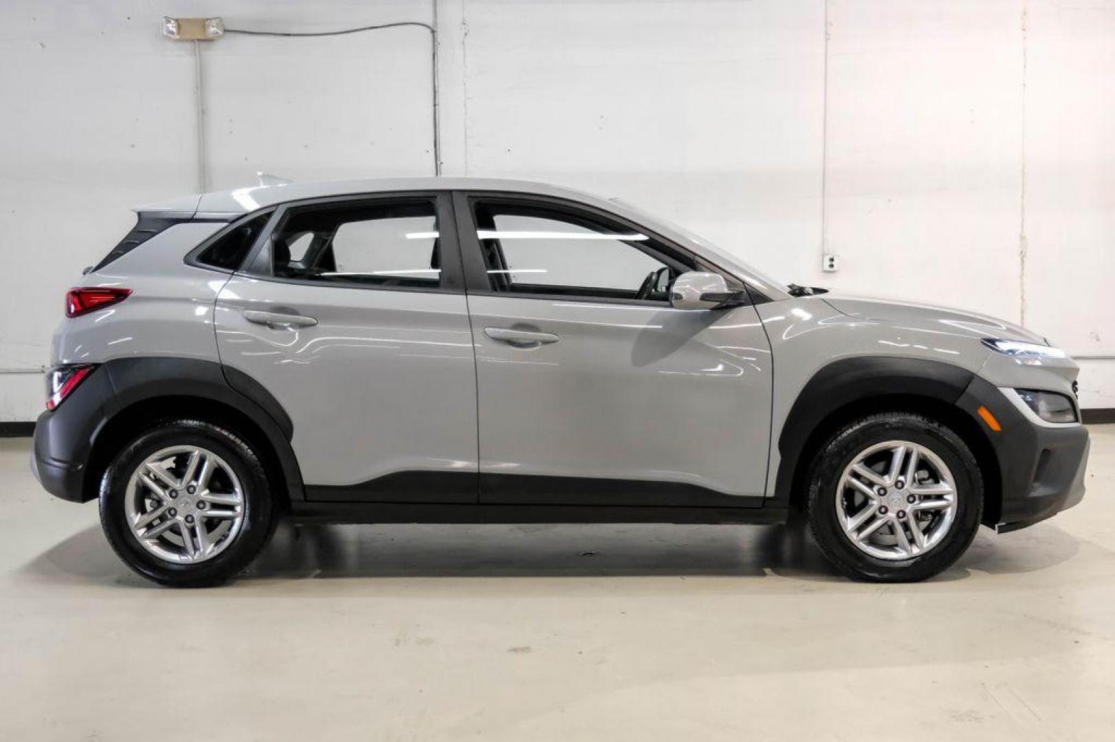 2023 Silver /Black Hyundai Kona SE (KM8K22AB3PU) with an 2.0L I4 DOHC Dual CVVT engine, CVT transmission, located at 15300 Midway Rd., Addison, TX, 75001, (972) 702-0011, 32.958321, -96.838074 - Photo#6