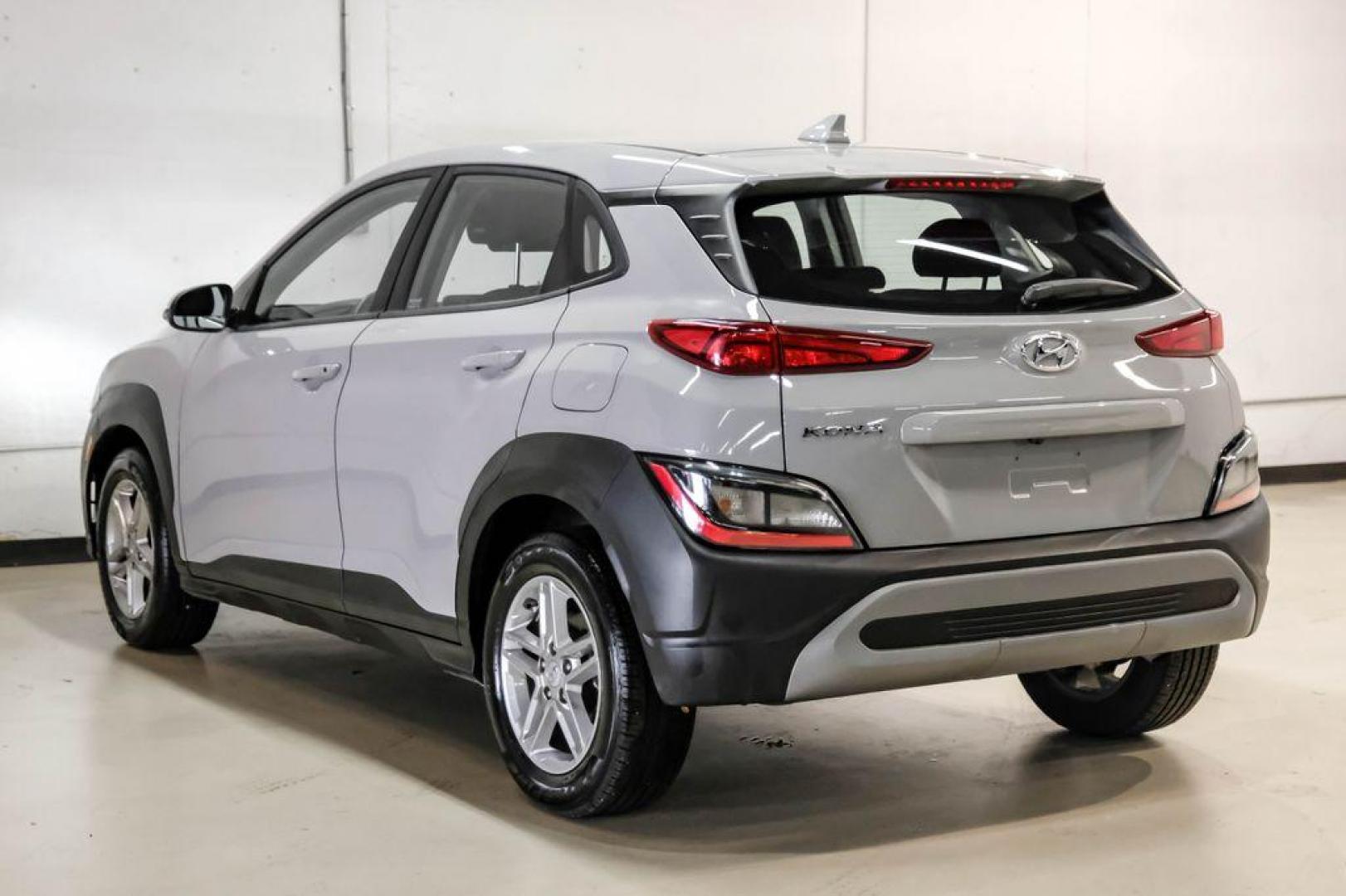 2023 Silver /Black Hyundai Kona SE (KM8K22AB3PU) with an 2.0L I4 DOHC Dual CVVT engine, CVT transmission, located at 15300 Midway Rd., Addison, TX, 75001, (972) 702-0011, 32.958321, -96.838074 - Photo#9