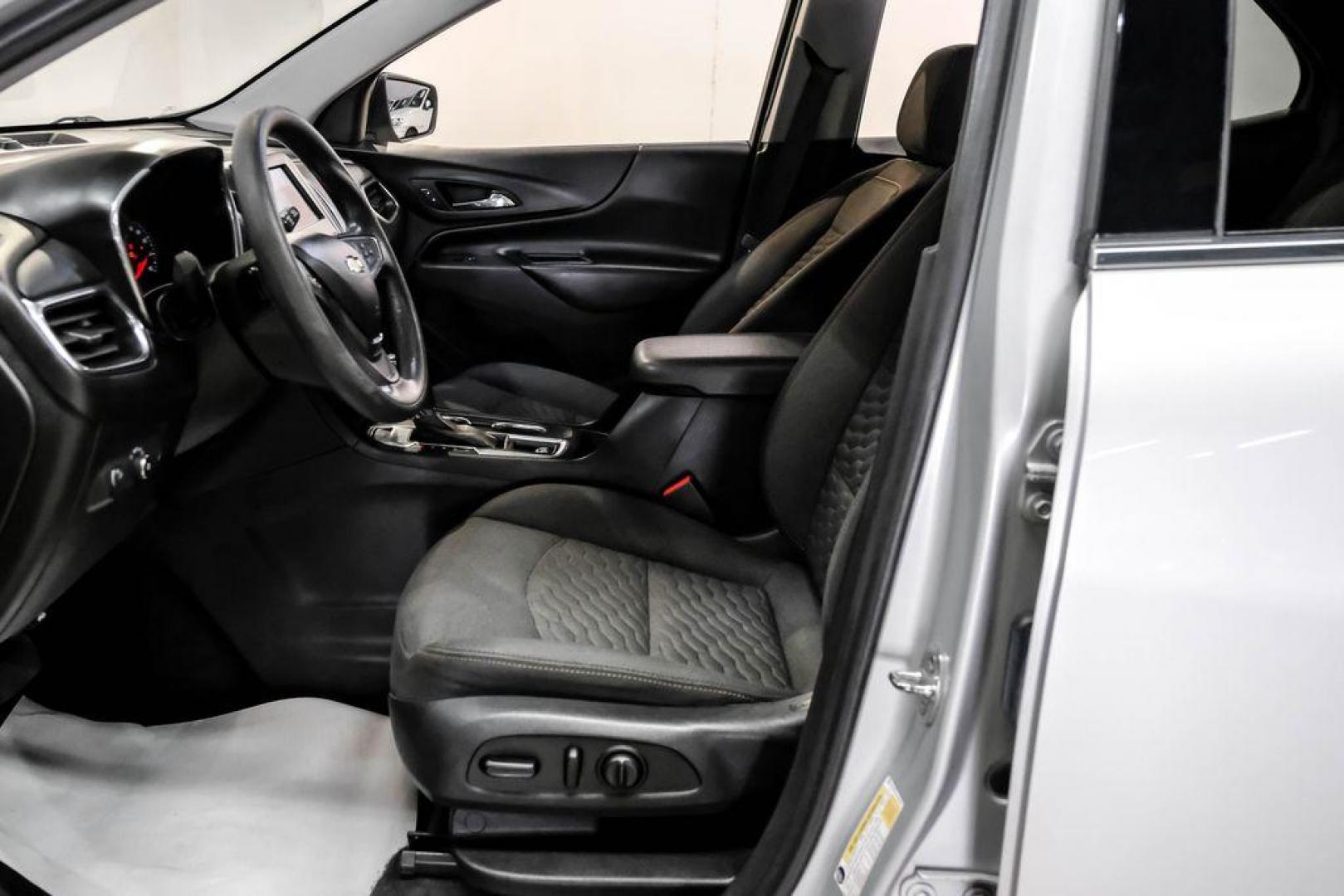 2020 Silver Ice Metallic /Jet Black Chevrolet Equinox LT (2GNAXUEV4L6) with an 1.5L DOHC engine, Automatic transmission, located at 15300 Midway Rd., Addison, TX, 75001, (972) 702-0011, 32.958321, -96.838074 - Photo#3