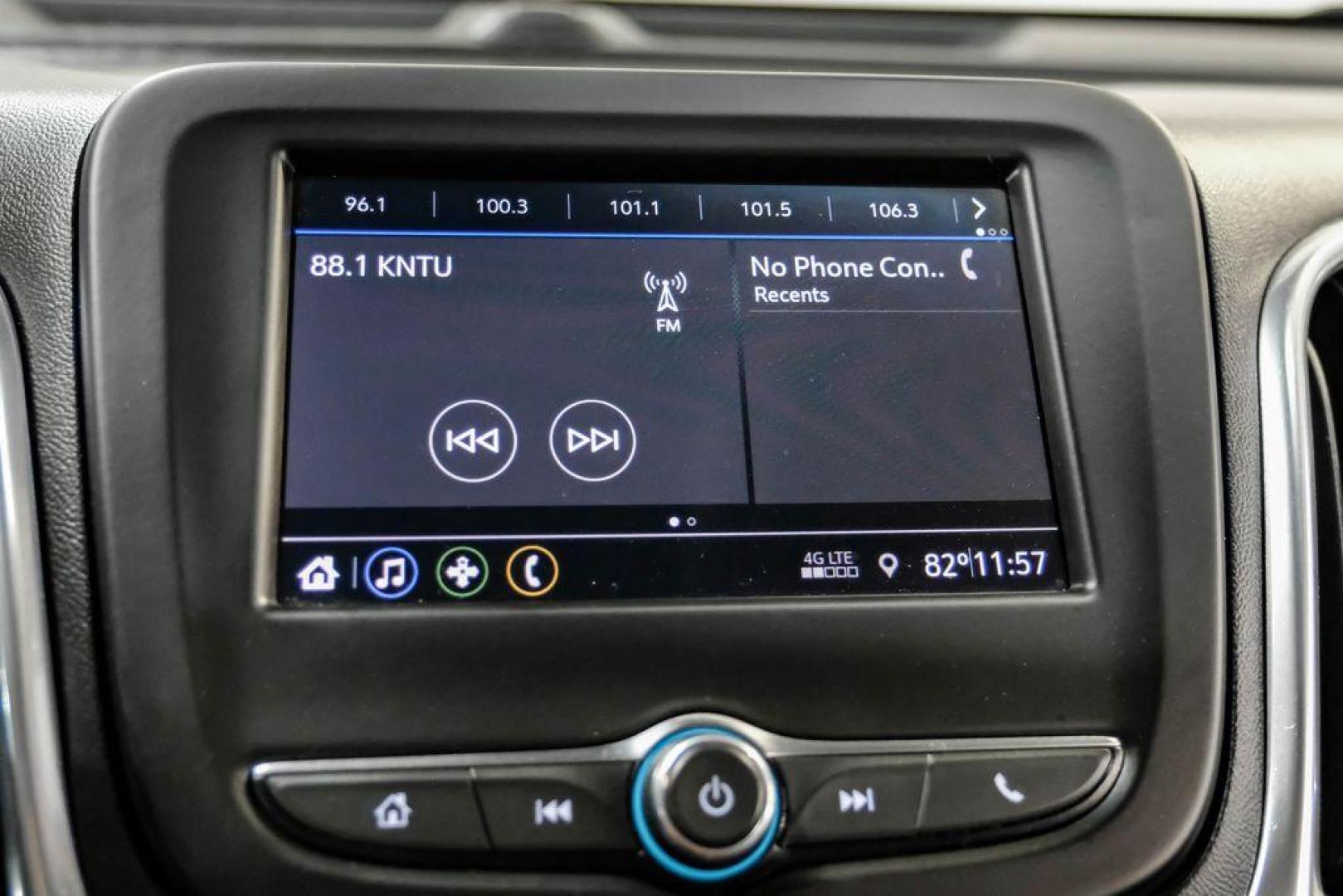 2020 Silver Ice Metallic /Jet Black Chevrolet Equinox LT (2GNAXUEV4L6) with an 1.5L DOHC engine, Automatic transmission, located at 15300 Midway Rd., Addison, TX, 75001, (972) 702-0011, 32.958321, -96.838074 - Photo#27