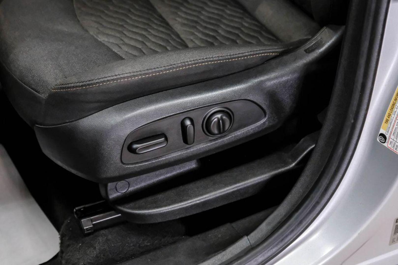 2020 Silver Ice Metallic /Jet Black Chevrolet Equinox LT (2GNAXUEV4L6) with an 1.5L DOHC engine, Automatic transmission, located at 15300 Midway Rd., Addison, TX, 75001, (972) 702-0011, 32.958321, -96.838074 - Photo#31