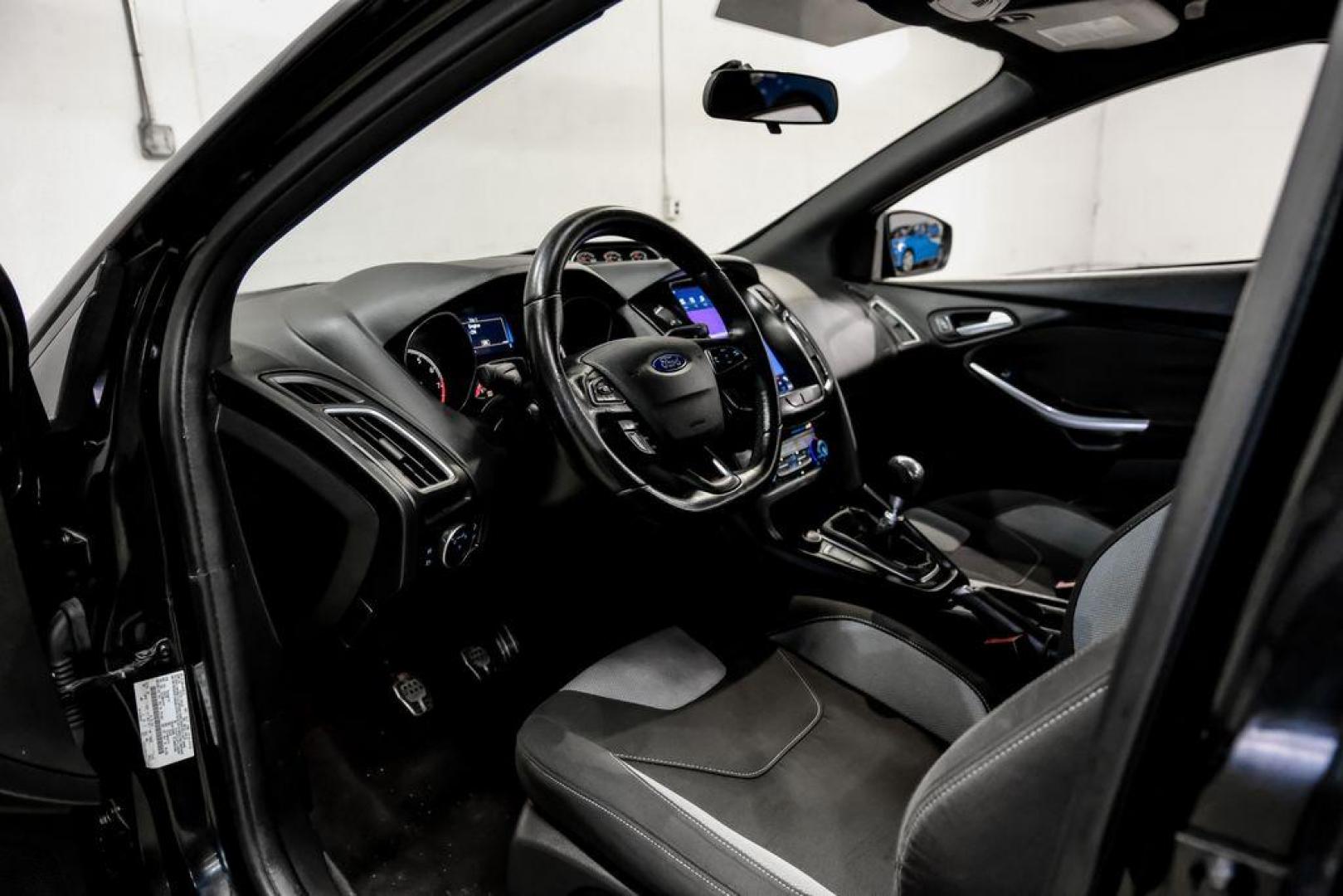 2015 Tuxedo Black /Black Ford Focus ST (1FADP3L97FL) with an EcoBoost 2.0L I4 GTDi DOHC Turbocharged VCT engine, Manual transmission, located at 15300 Midway Rd., Addison, TX, 75001, (972) 702-0011, 32.958321, -96.838074 - Photo#2