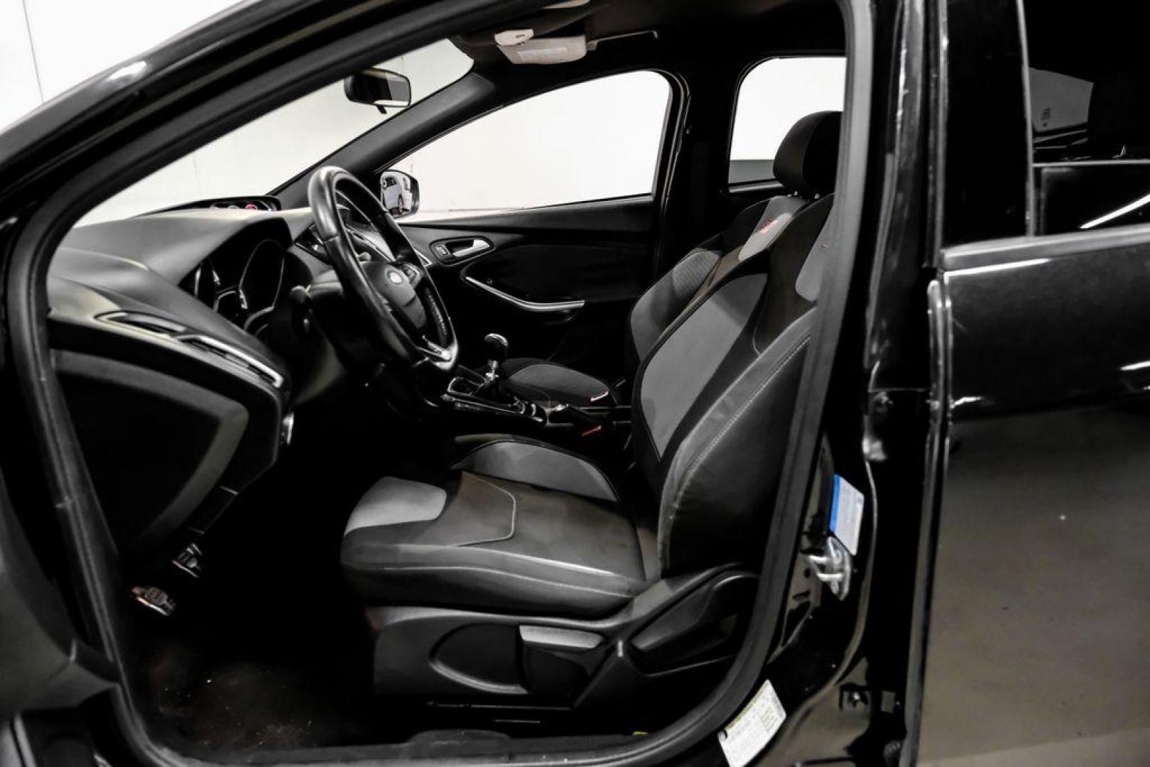 2015 Tuxedo Black /Black Ford Focus ST (1FADP3L97FL) with an EcoBoost 2.0L I4 GTDi DOHC Turbocharged VCT engine, Manual transmission, located at 15300 Midway Rd., Addison, TX, 75001, (972) 702-0011, 32.958321, -96.838074 - Photo#3