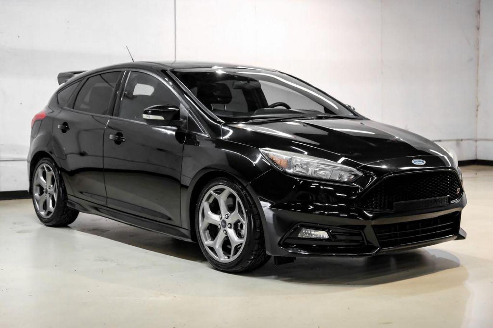 2015 Tuxedo Black /Black Ford Focus ST (1FADP3L97FL) with an EcoBoost 2.0L I4 GTDi DOHC Turbocharged VCT engine, Manual transmission, located at 15300 Midway Rd., Addison, TX, 75001, (972) 702-0011, 32.958321, -96.838074 - Photo#4