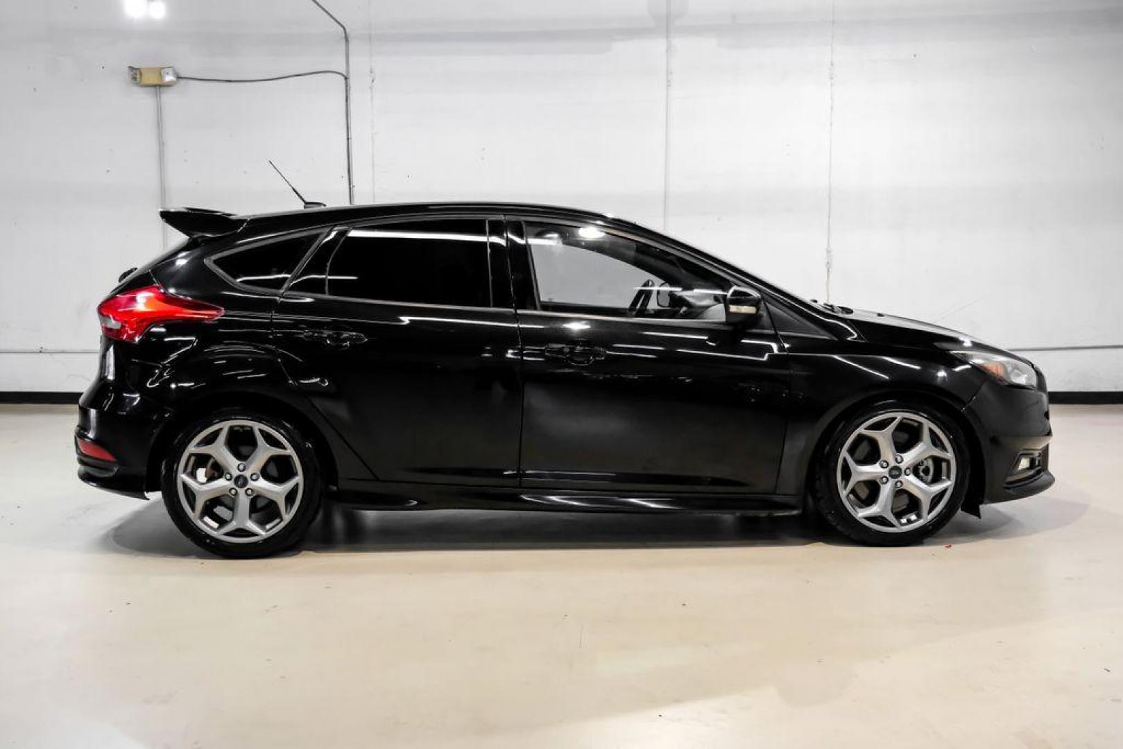 2015 Tuxedo Black /Black Ford Focus ST (1FADP3L97FL) with an EcoBoost 2.0L I4 GTDi DOHC Turbocharged VCT engine, Manual transmission, located at 15300 Midway Rd., Addison, TX, 75001, (972) 702-0011, 32.958321, -96.838074 - Photo#5
