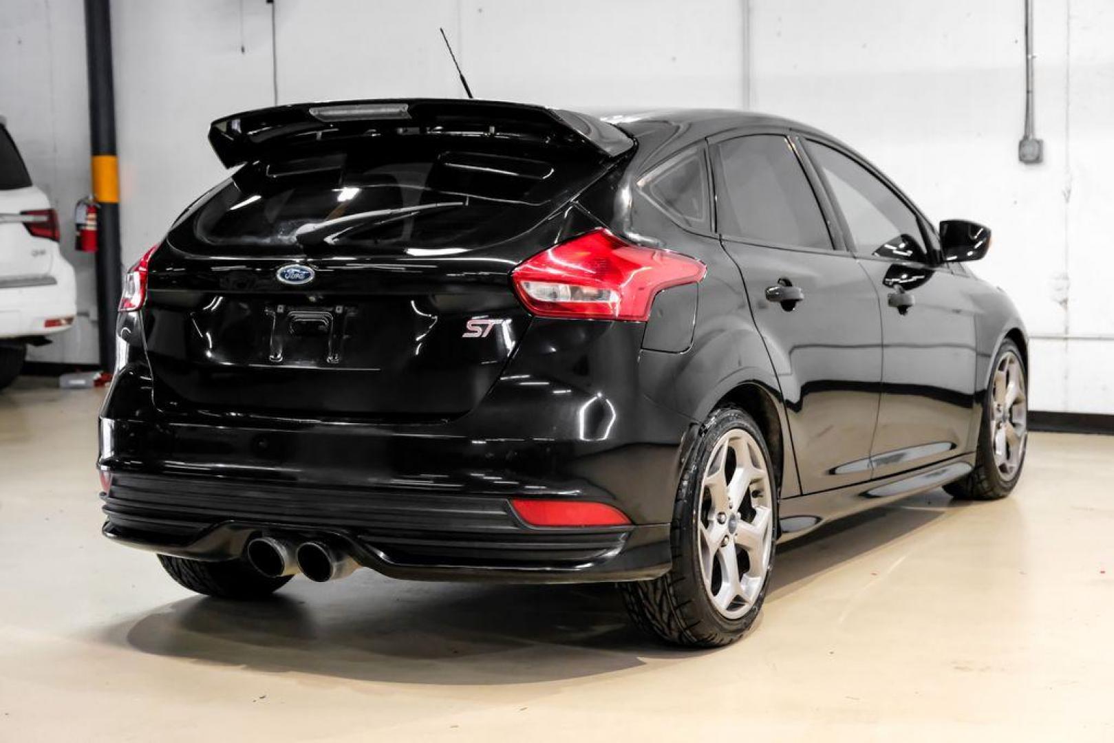 2015 Tuxedo Black /Black Ford Focus ST (1FADP3L97FL) with an EcoBoost 2.0L I4 GTDi DOHC Turbocharged VCT engine, Manual transmission, located at 15300 Midway Rd., Addison, TX, 75001, (972) 702-0011, 32.958321, -96.838074 - Photo#6