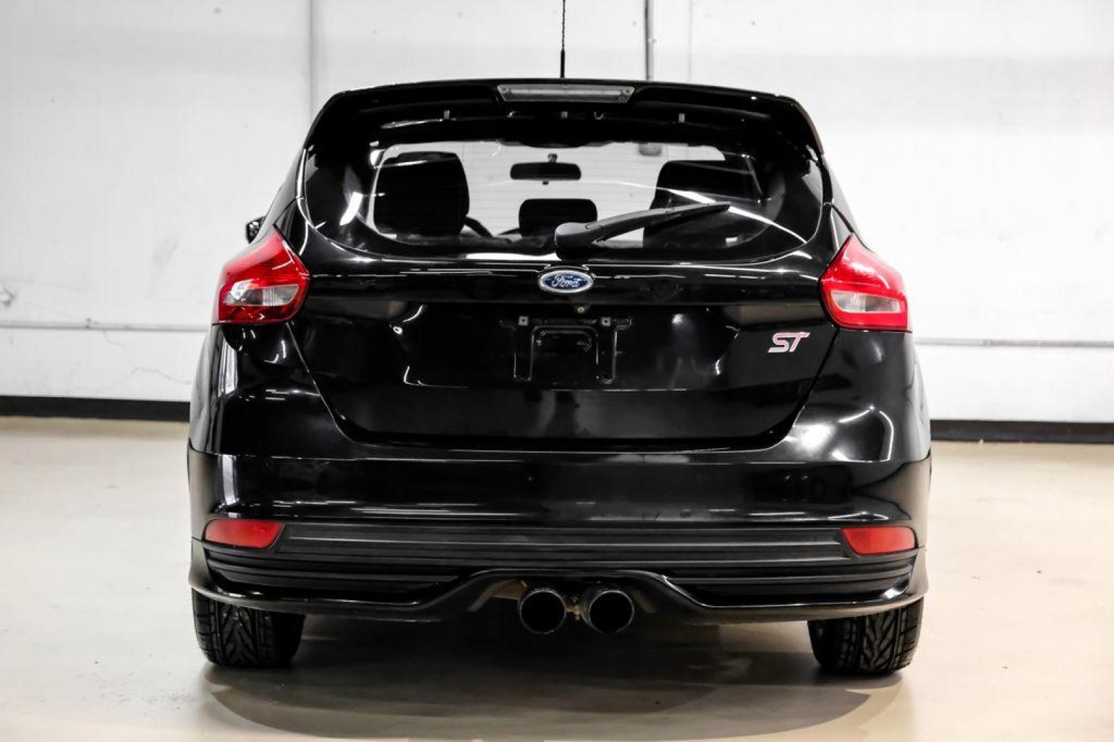 2015 Tuxedo Black /Black Ford Focus ST (1FADP3L97FL) with an EcoBoost 2.0L I4 GTDi DOHC Turbocharged VCT engine, Manual transmission, located at 15300 Midway Rd., Addison, TX, 75001, (972) 702-0011, 32.958321, -96.838074 - Photo#7