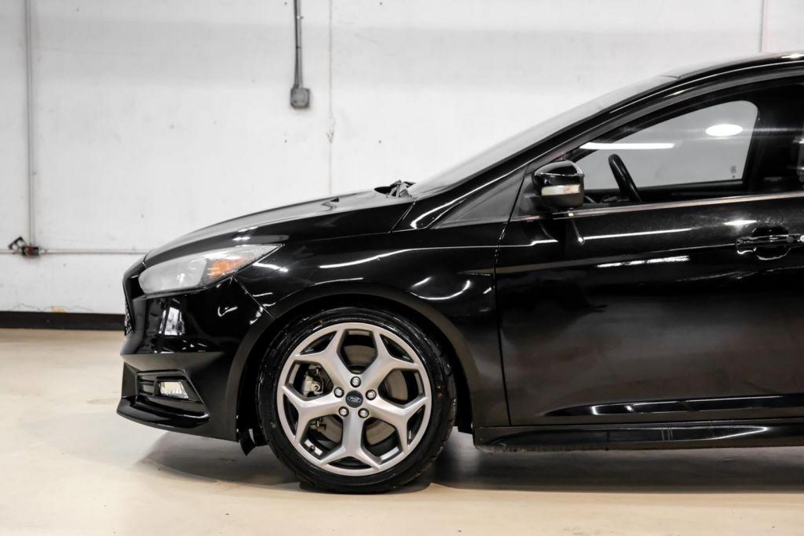 2015 Tuxedo Black /Black Ford Focus ST (1FADP3L97FL) with an EcoBoost 2.0L I4 GTDi DOHC Turbocharged VCT engine, Manual transmission, located at 15300 Midway Rd., Addison, TX, 75001, (972) 702-0011, 32.958321, -96.838074 - Photo#10