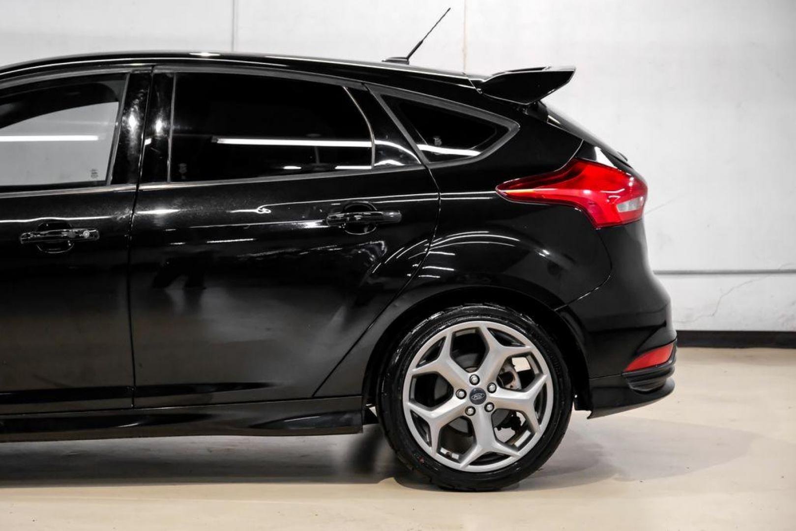 2015 Tuxedo Black /Black Ford Focus ST (1FADP3L97FL) with an EcoBoost 2.0L I4 GTDi DOHC Turbocharged VCT engine, Manual transmission, located at 15300 Midway Rd., Addison, TX, 75001, (972) 702-0011, 32.958321, -96.838074 - Photo#11