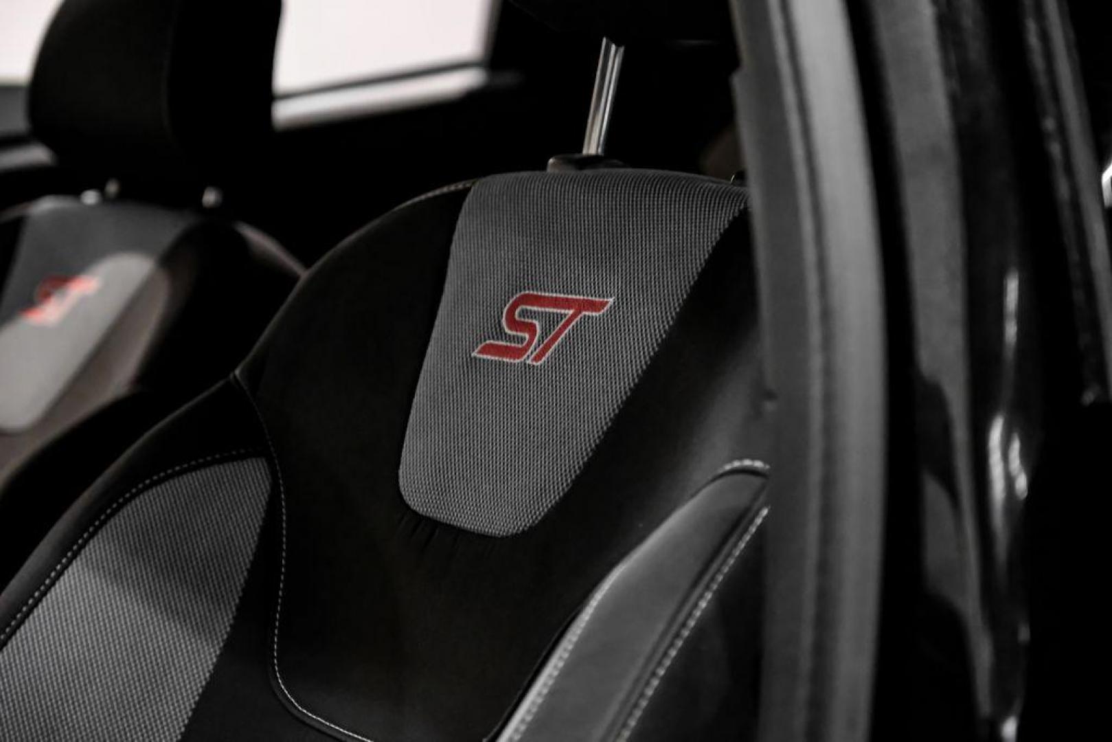 2015 Tuxedo Black /Black Ford Focus ST (1FADP3L97FL) with an EcoBoost 2.0L I4 GTDi DOHC Turbocharged VCT engine, Manual transmission, located at 15300 Midway Rd., Addison, TX, 75001, (972) 702-0011, 32.958321, -96.838074 - Photo#26