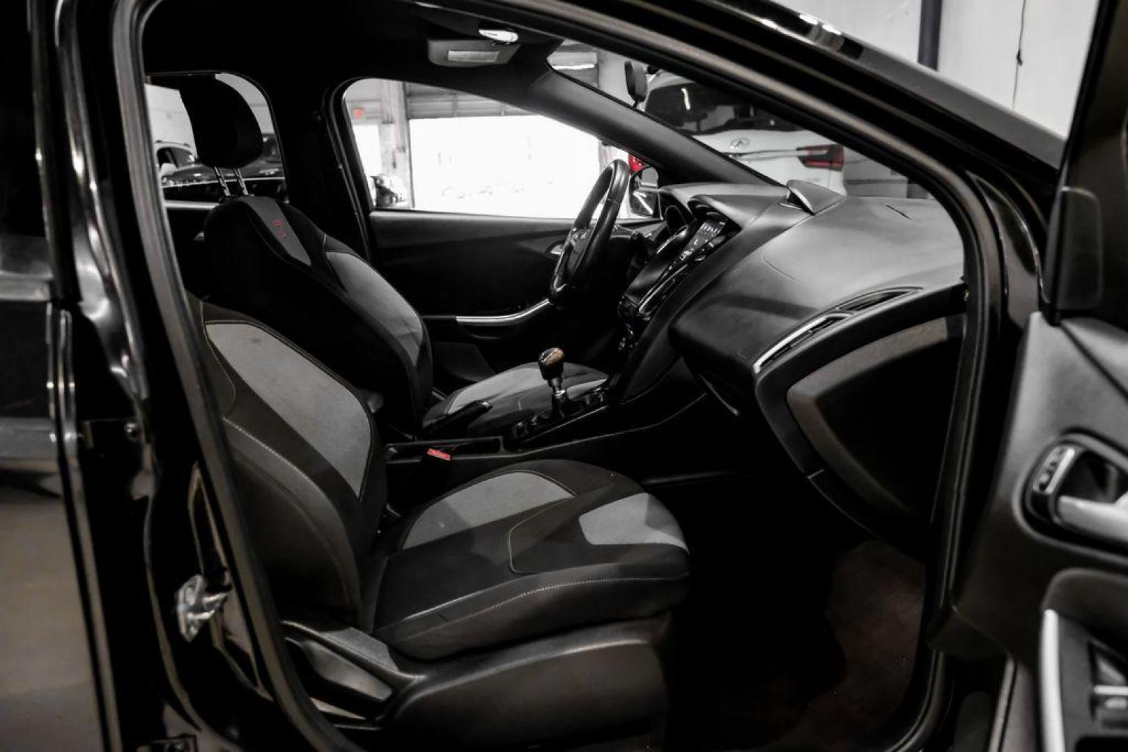 2015 Tuxedo Black /Black Ford Focus ST (1FADP3L97FL) with an EcoBoost 2.0L I4 GTDi DOHC Turbocharged VCT engine, Manual transmission, located at 15300 Midway Rd., Addison, TX, 75001, (972) 702-0011, 32.958321, -96.838074 - Photo#27