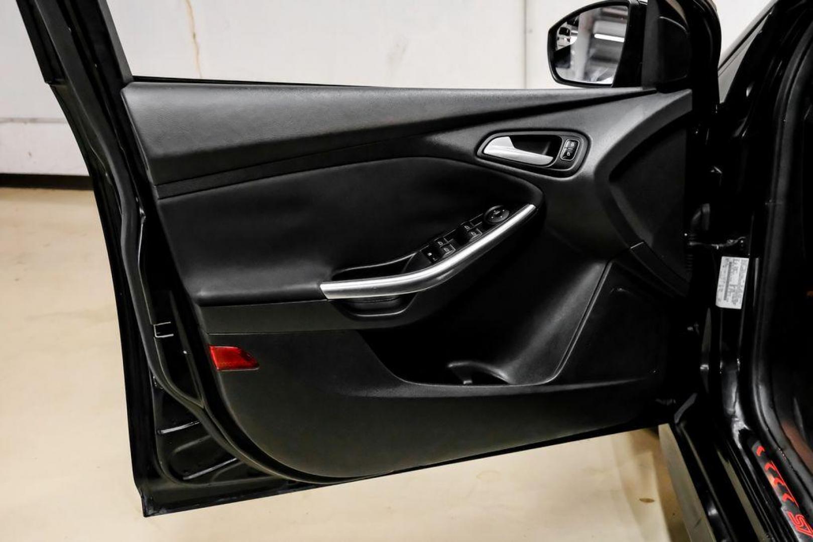 2015 Tuxedo Black /Black Ford Focus ST (1FADP3L97FL) with an EcoBoost 2.0L I4 GTDi DOHC Turbocharged VCT engine, Manual transmission, located at 15300 Midway Rd., Addison, TX, 75001, (972) 702-0011, 32.958321, -96.838074 - Photo#35
