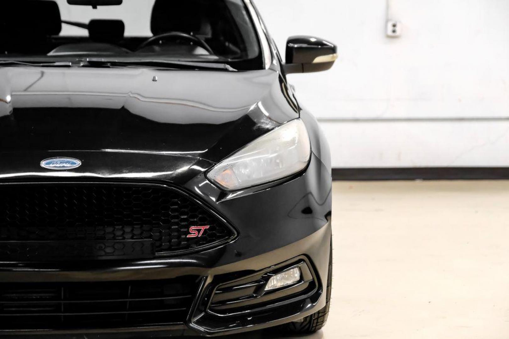 2015 Tuxedo Black /Black Ford Focus ST (1FADP3L97FL) with an EcoBoost 2.0L I4 GTDi DOHC Turbocharged VCT engine, Manual transmission, located at 15300 Midway Rd., Addison, TX, 75001, (972) 702-0011, 32.958321, -96.838074 - Photo#40