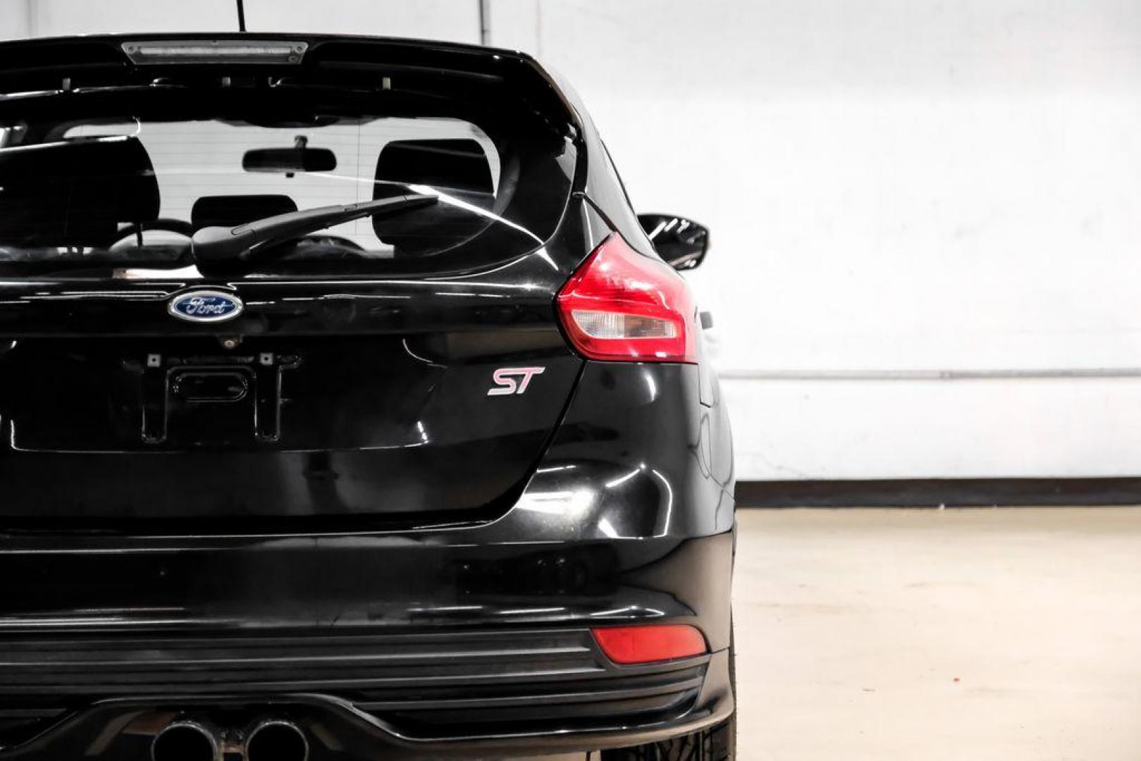 2015 Tuxedo Black /Black Ford Focus ST (1FADP3L97FL) with an EcoBoost 2.0L I4 GTDi DOHC Turbocharged VCT engine, Manual transmission, located at 15300 Midway Rd., Addison, TX, 75001, (972) 702-0011, 32.958321, -96.838074 - Photo#41