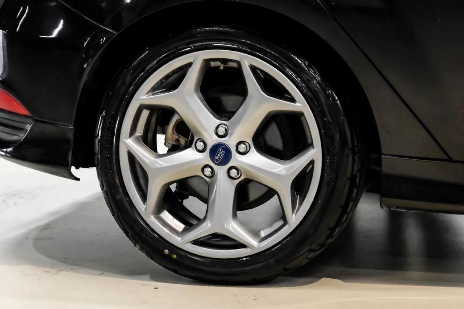 2015 Tuxedo Black /Black Ford Focus ST (1FADP3L97FL) with an EcoBoost 2.0L I4 GTDi DOHC Turbocharged VCT engine, Manual transmission, located at 15300 Midway Rd., Addison, TX, 75001, (972) 702-0011, 32.958321, -96.838074 - Photo#47
