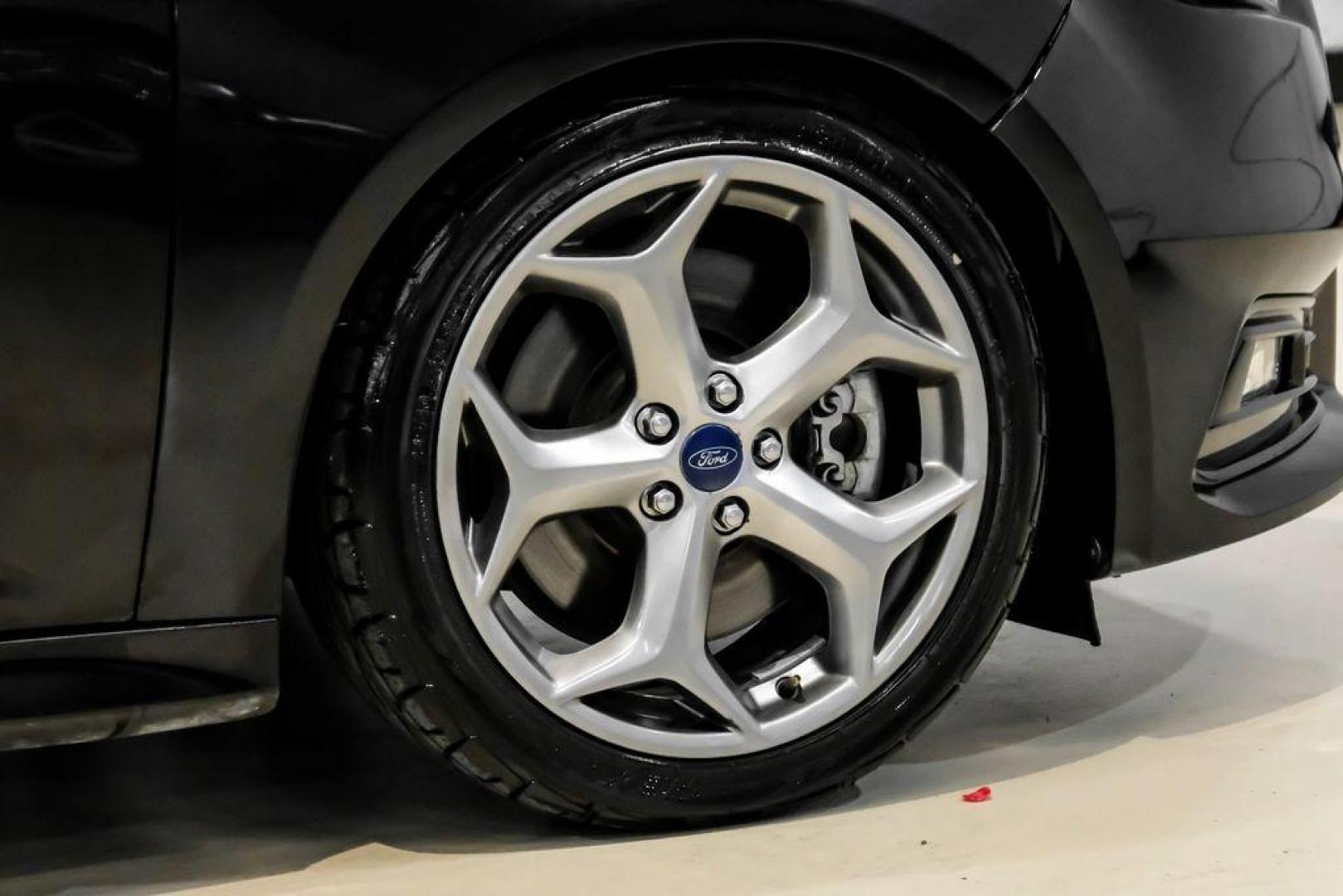 2015 Tuxedo Black /Black Ford Focus ST (1FADP3L97FL) with an EcoBoost 2.0L I4 GTDi DOHC Turbocharged VCT engine, Manual transmission, located at 15300 Midway Rd., Addison, TX, 75001, (972) 702-0011, 32.958321, -96.838074 - Photo#48