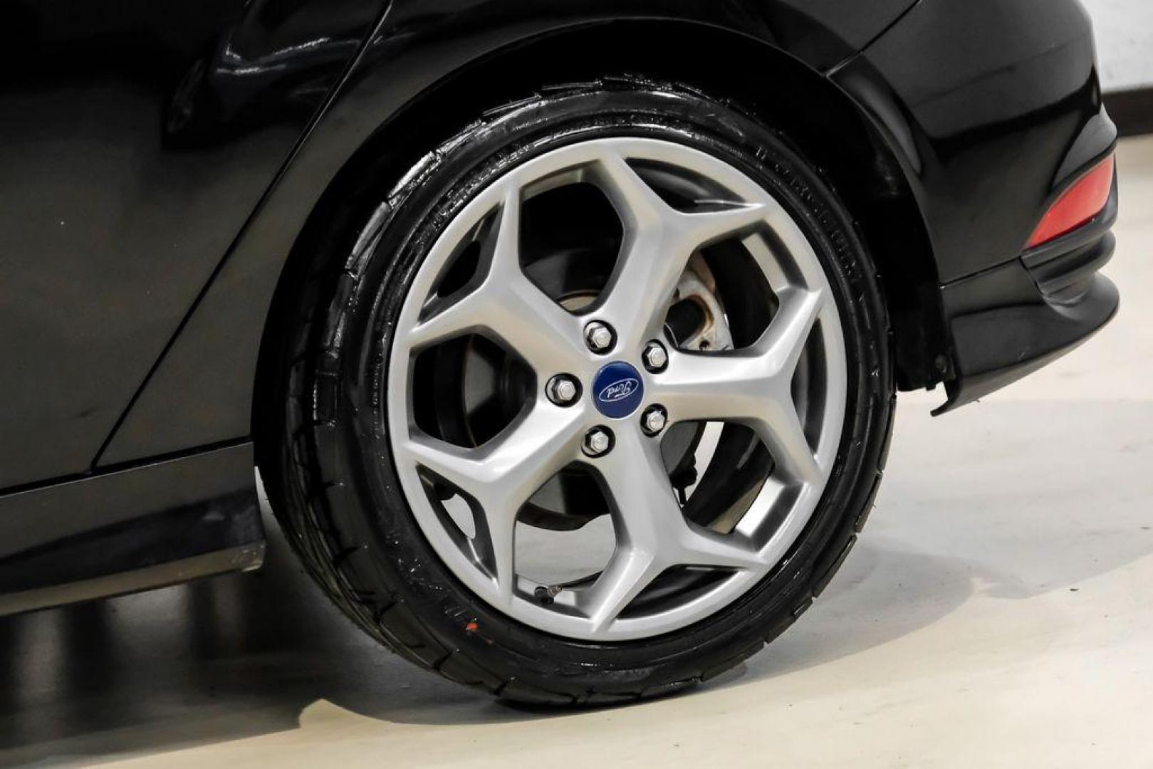 2015 Tuxedo Black /Black Ford Focus ST (1FADP3L97FL) with an EcoBoost 2.0L I4 GTDi DOHC Turbocharged VCT engine, Manual transmission, located at 15300 Midway Rd., Addison, TX, 75001, (972) 702-0011, 32.958321, -96.838074 - Photo#49