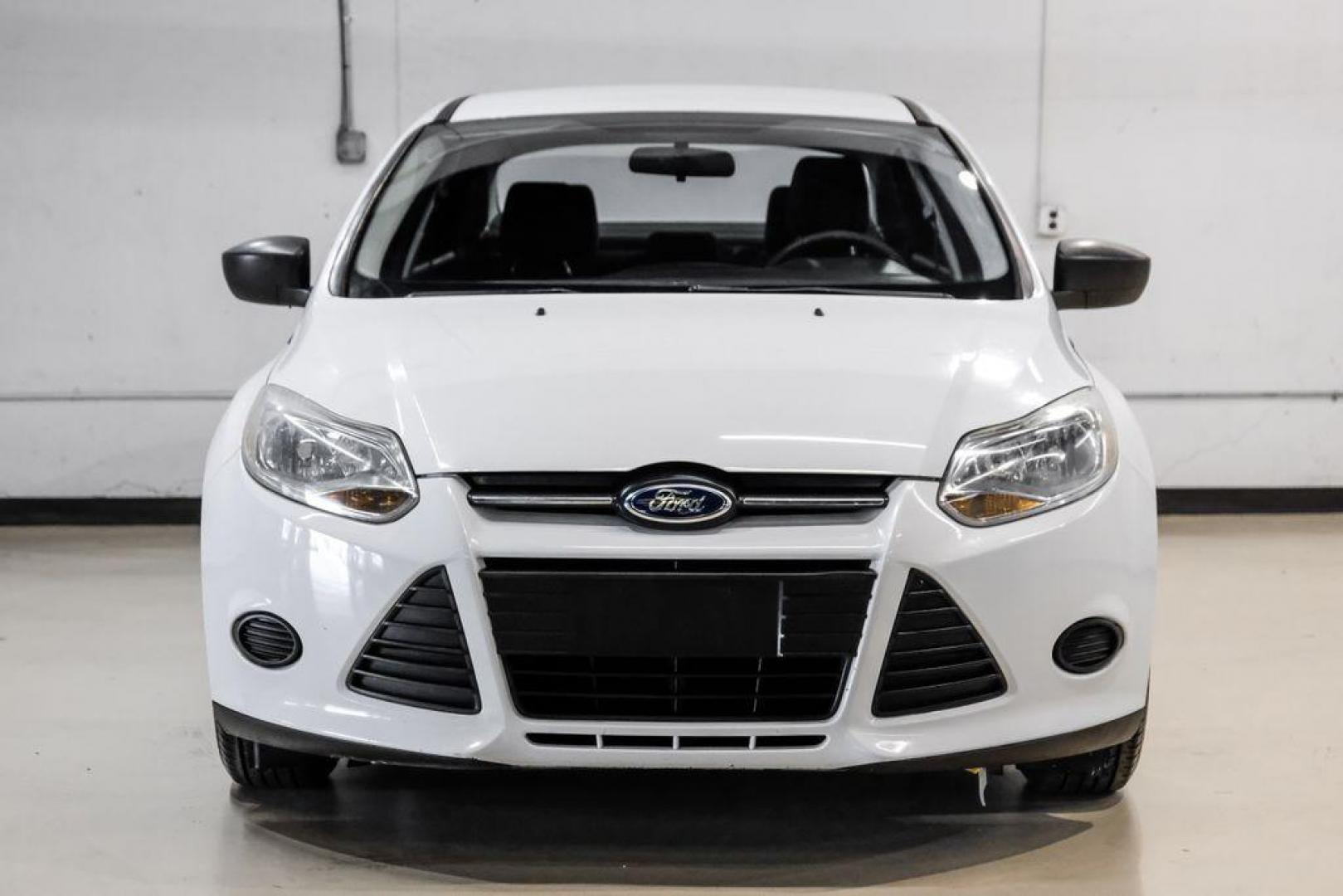 2014 Oxford White /Black Ford Focus S (1FADP3E24EL) with an 2.0L 4-Cylinder DGI Flex Fuel DOHC engine, Automatic transmission, located at 15300 Midway Rd., Addison, TX, 75001, (972) 702-0011, 32.958321, -96.838074 - Photo#4