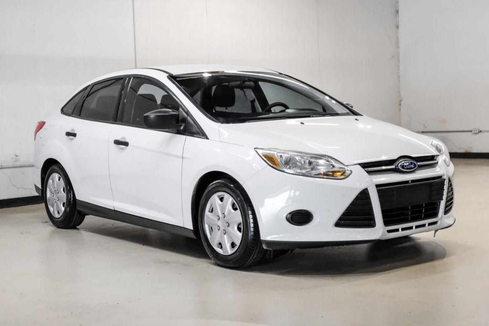 2014 Oxford White /Black Ford Focus S (1FADP3E24EL) with an 2.0L 4-Cylinder DGI Flex Fuel DOHC engine, Automatic transmission, located at 15300 Midway Rd., Addison, TX, 75001, (972) 702-0011, 32.958321, -96.838074 - Photo#5