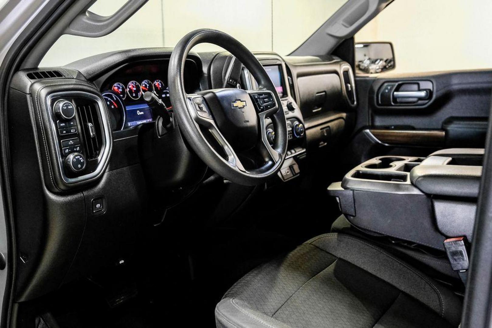 2020 Silver Ice Metallic /Jet Black Chevrolet Silverado 1500 LT (1GCRYDED0LZ) with an EcoTec3 5.3L V8 engine, Automatic transmission, located at 15300 Midway Rd., Addison, TX, 75001, (972) 702-0011, 32.958321, -96.838074 - Photo#2