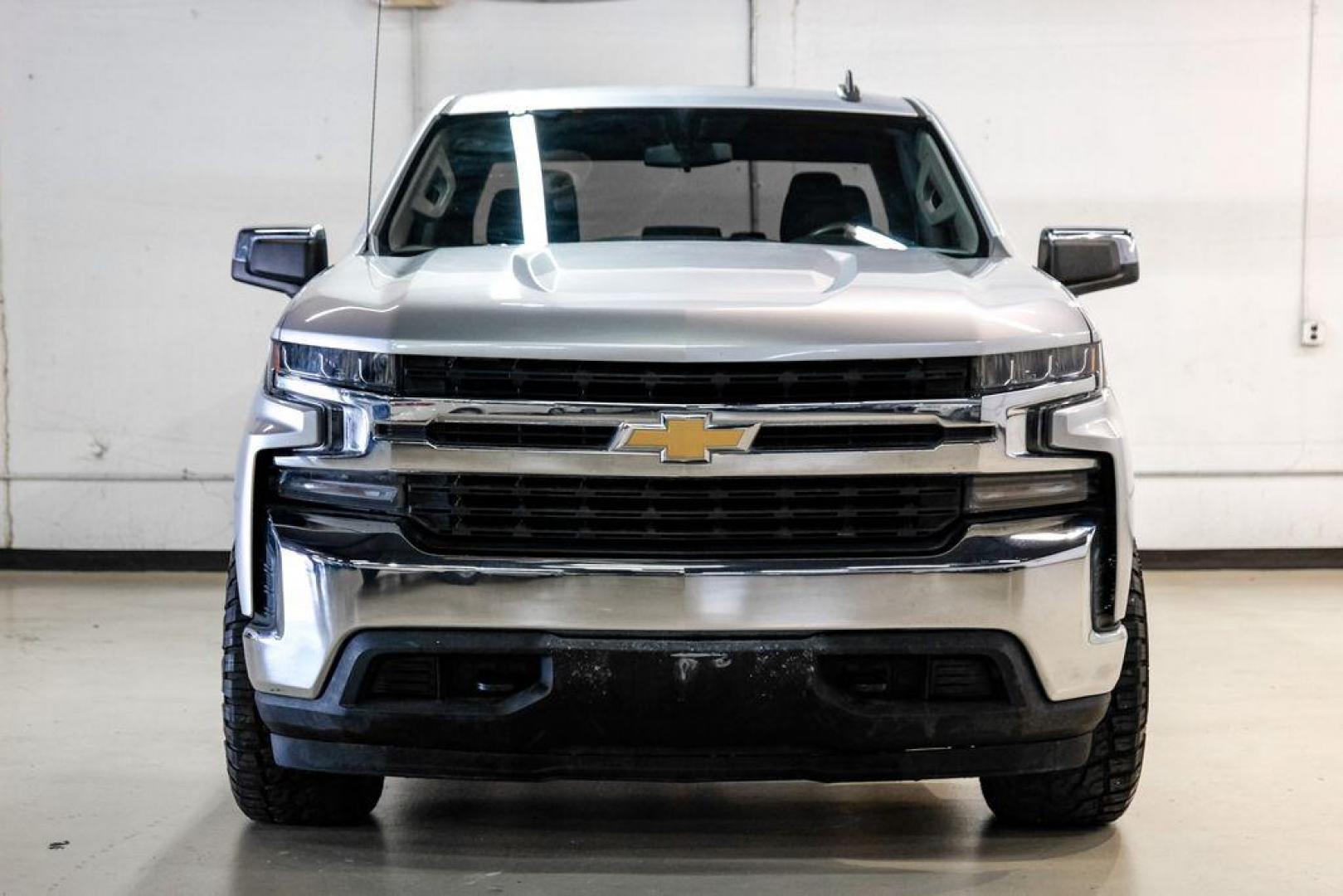 2020 Silver Ice Metallic /Jet Black Chevrolet Silverado 1500 LT (1GCRYDED0LZ) with an EcoTec3 5.3L V8 engine, Automatic transmission, located at 15300 Midway Rd., Addison, TX, 75001, (972) 702-0011, 32.958321, -96.838074 - Photo#4