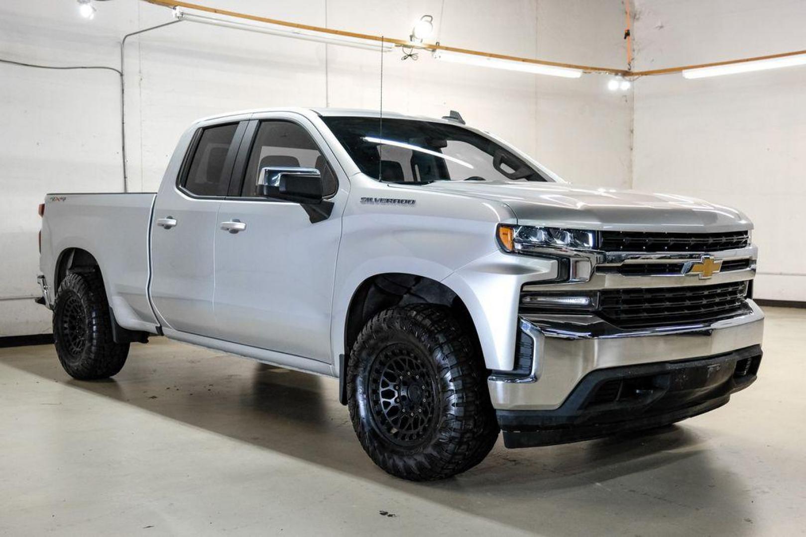2020 Silver Ice Metallic /Jet Black Chevrolet Silverado 1500 LT (1GCRYDED0LZ) with an EcoTec3 5.3L V8 engine, Automatic transmission, located at 15300 Midway Rd., Addison, TX, 75001, (972) 702-0011, 32.958321, -96.838074 - Photo#5