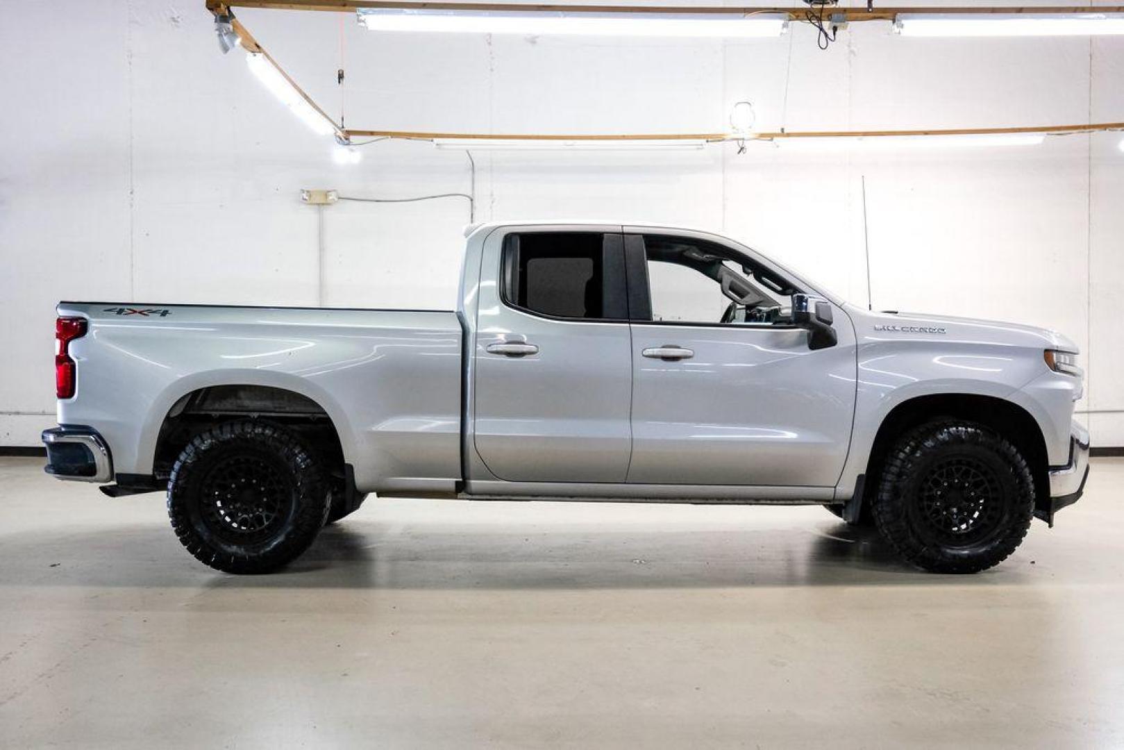 2020 Silver Ice Metallic /Jet Black Chevrolet Silverado 1500 LT (1GCRYDED0LZ) with an EcoTec3 5.3L V8 engine, Automatic transmission, located at 15300 Midway Rd., Addison, TX, 75001, (972) 702-0011, 32.958321, -96.838074 - Photo#6