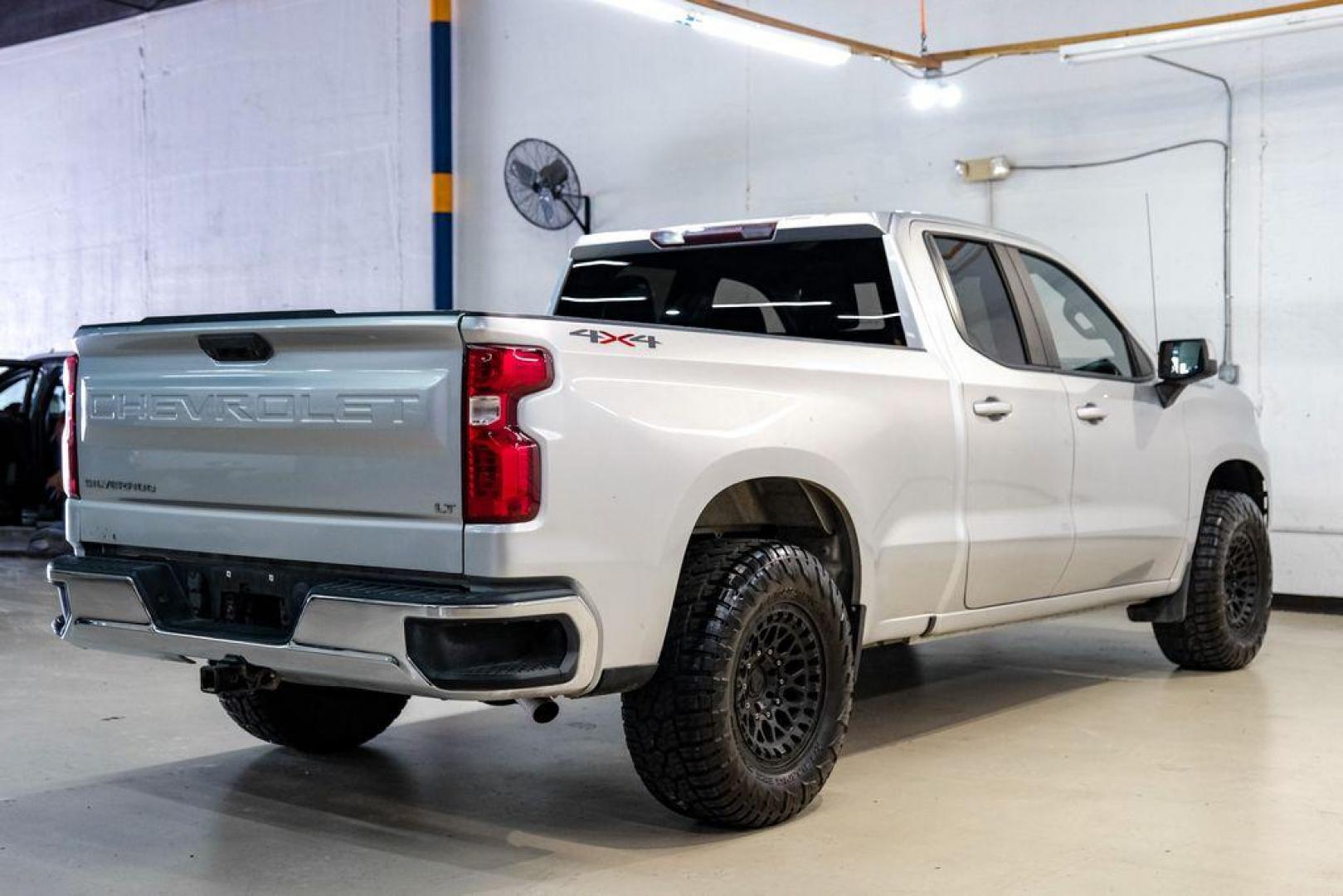 2020 Silver Ice Metallic /Jet Black Chevrolet Silverado 1500 LT (1GCRYDED0LZ) with an EcoTec3 5.3L V8 engine, Automatic transmission, located at 15300 Midway Rd., Addison, TX, 75001, (972) 702-0011, 32.958321, -96.838074 - Photo#7