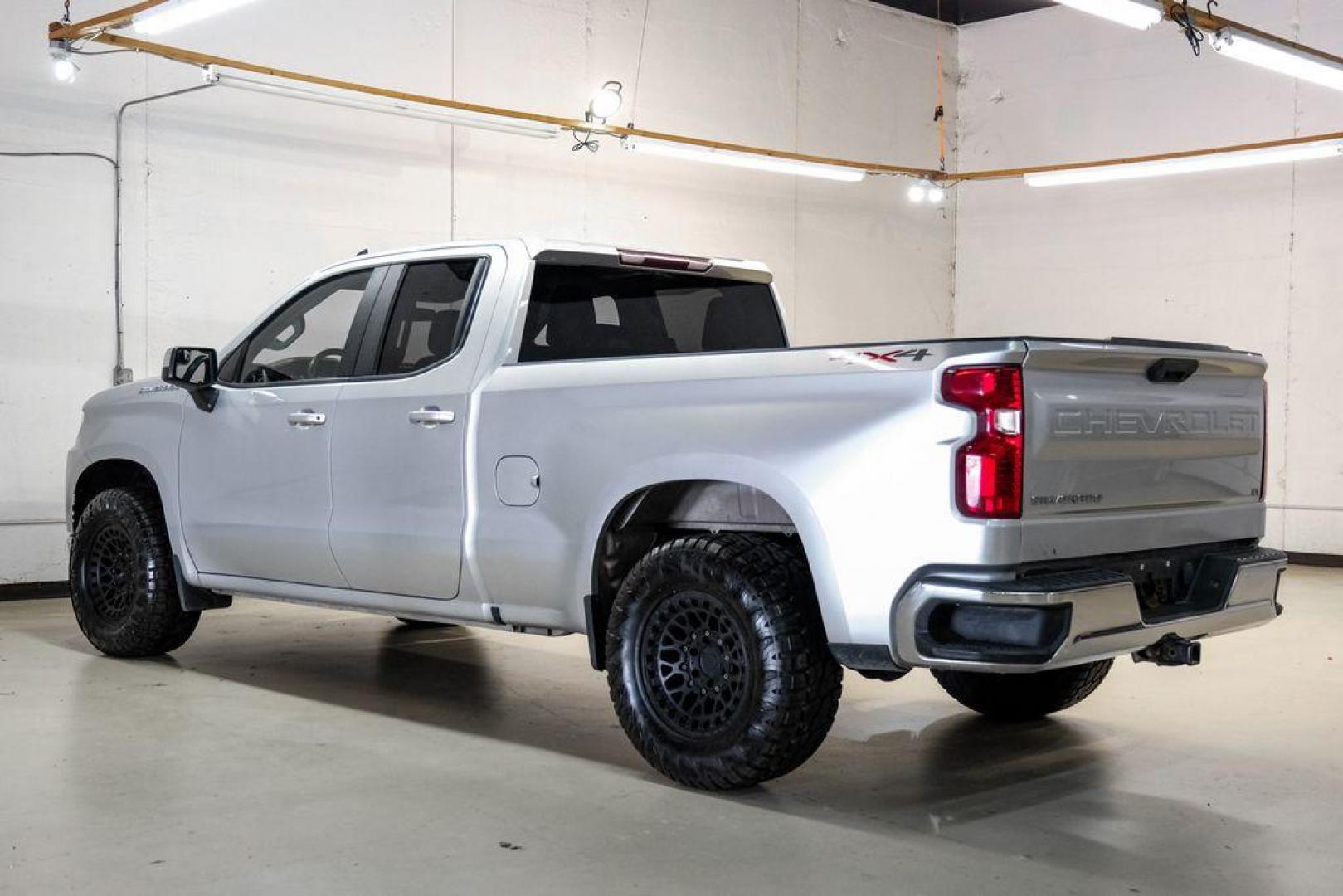 2020 Silver Ice Metallic /Jet Black Chevrolet Silverado 1500 LT (1GCRYDED0LZ) with an EcoTec3 5.3L V8 engine, Automatic transmission, located at 15300 Midway Rd., Addison, TX, 75001, (972) 702-0011, 32.958321, -96.838074 - Photo#9