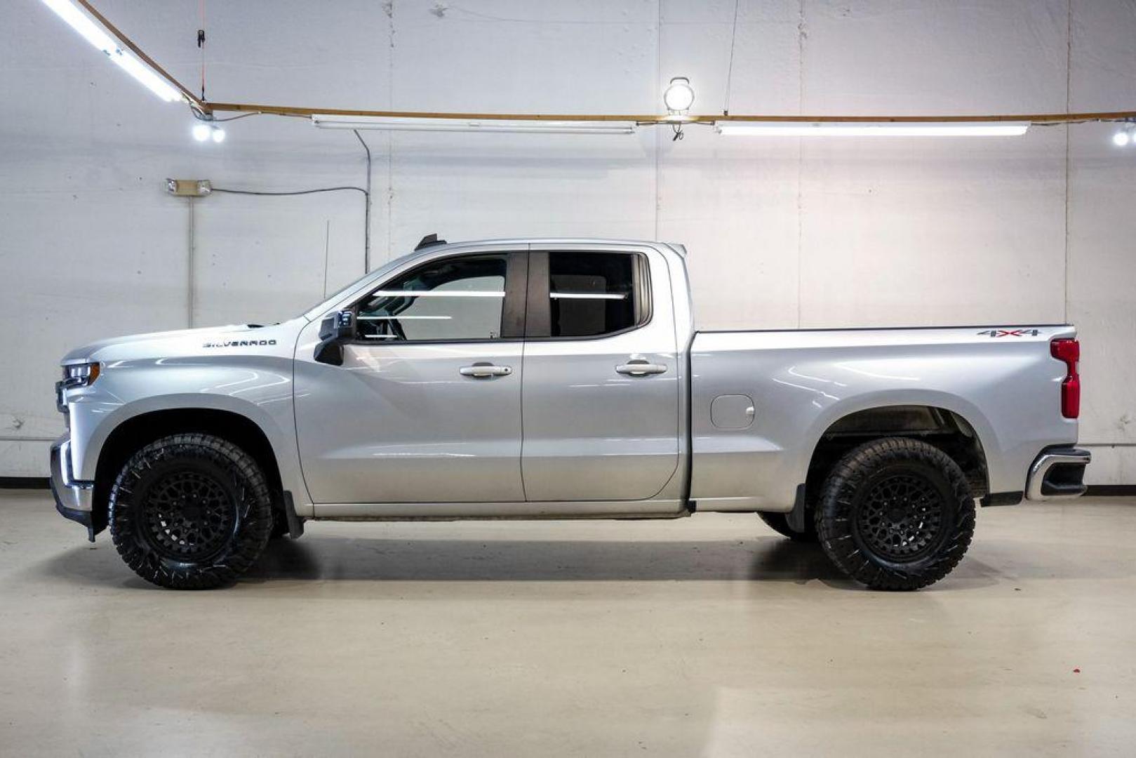 2020 Silver Ice Metallic /Jet Black Chevrolet Silverado 1500 LT (1GCRYDED0LZ) with an EcoTec3 5.3L V8 engine, Automatic transmission, located at 15300 Midway Rd., Addison, TX, 75001, (972) 702-0011, 32.958321, -96.838074 - Photo#10