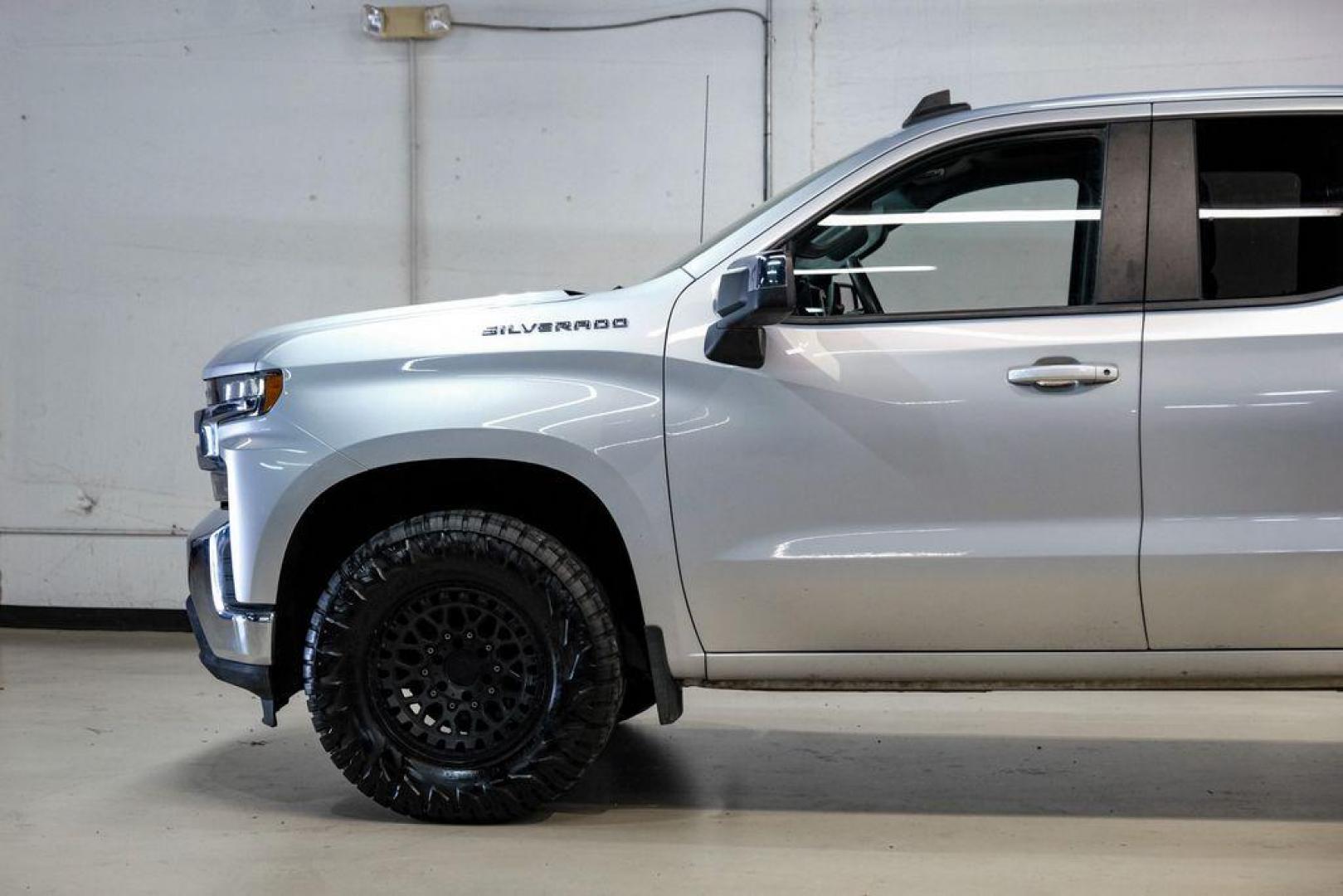 2020 Silver Ice Metallic /Jet Black Chevrolet Silverado 1500 LT (1GCRYDED0LZ) with an EcoTec3 5.3L V8 engine, Automatic transmission, located at 15300 Midway Rd., Addison, TX, 75001, (972) 702-0011, 32.958321, -96.838074 - Photo#11