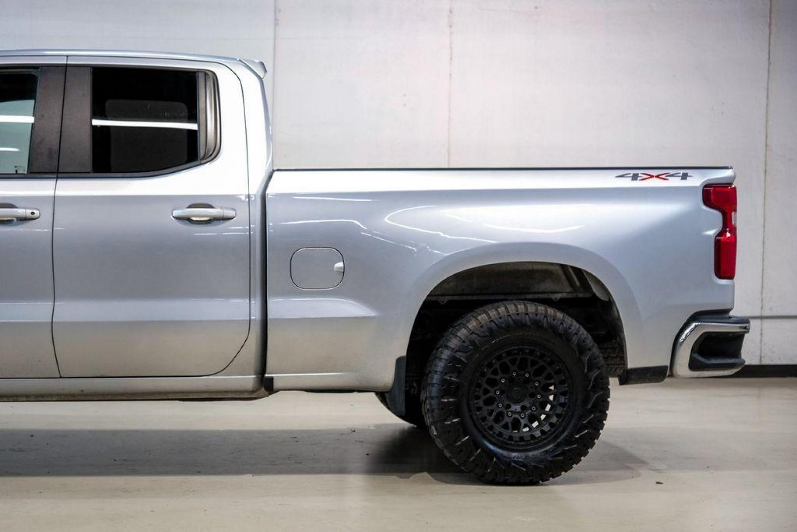 2020 Silver Ice Metallic /Jet Black Chevrolet Silverado 1500 LT (1GCRYDED0LZ) with an EcoTec3 5.3L V8 engine, Automatic transmission, located at 15300 Midway Rd., Addison, TX, 75001, (972) 702-0011, 32.958321, -96.838074 - Photo#12