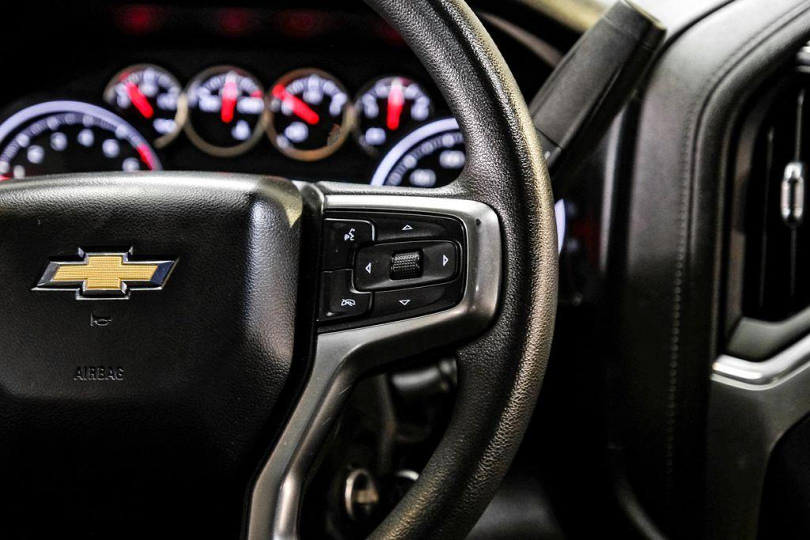 2020 Silver Ice Metallic /Jet Black Chevrolet Silverado 1500 LT (1GCRYDED0LZ) with an EcoTec3 5.3L V8 engine, Automatic transmission, located at 15300 Midway Rd., Addison, TX, 75001, (972) 702-0011, 32.958321, -96.838074 - Photo#17