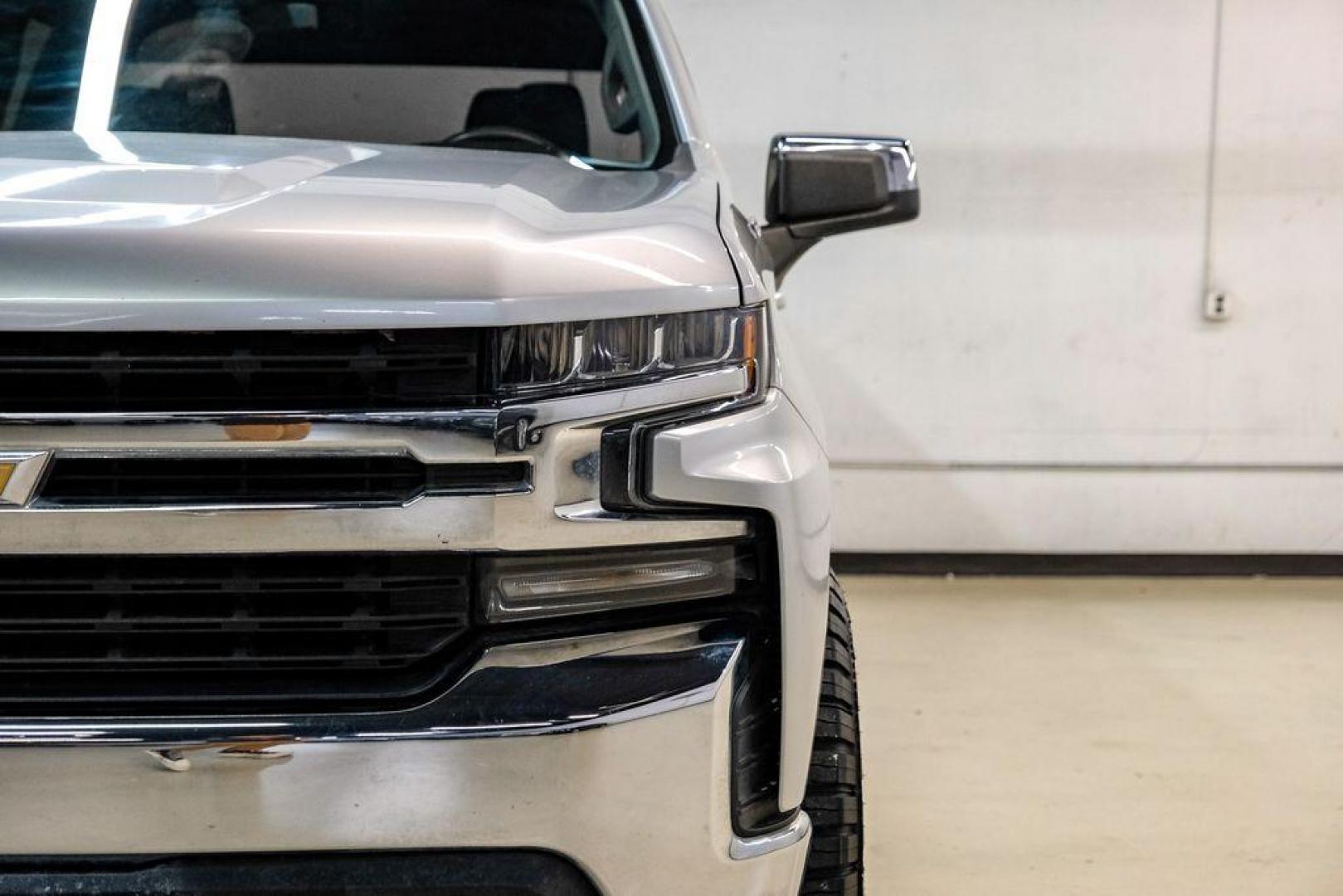 2020 Silver Ice Metallic /Jet Black Chevrolet Silverado 1500 LT (1GCRYDED0LZ) with an EcoTec3 5.3L V8 engine, Automatic transmission, located at 15300 Midway Rd., Addison, TX, 75001, (972) 702-0011, 32.958321, -96.838074 - Photo#41